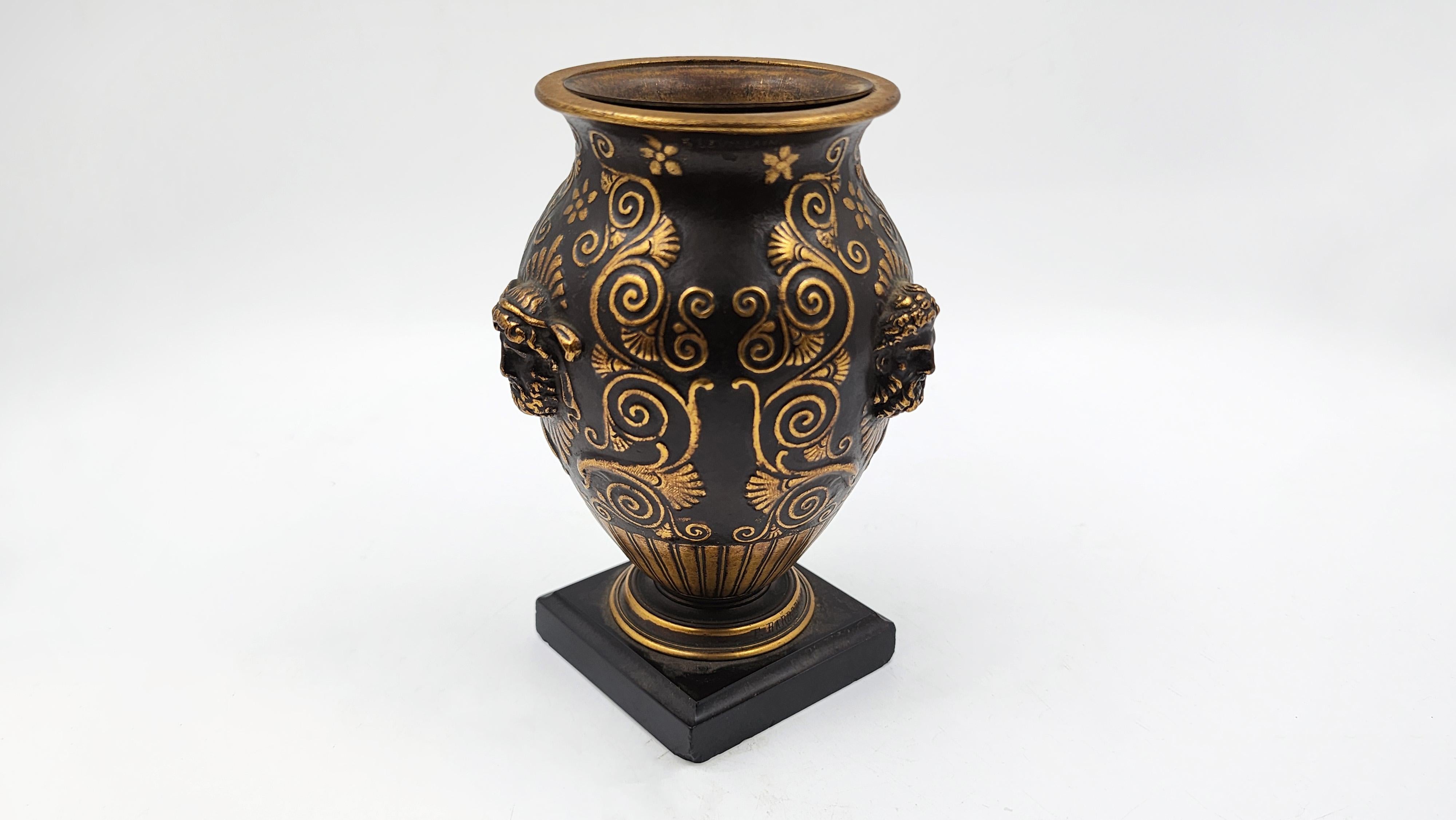 Mid-19th-century bronze mini vase signed by Ferdinand Barbedienne (19. Jahrhundert) im Angebot