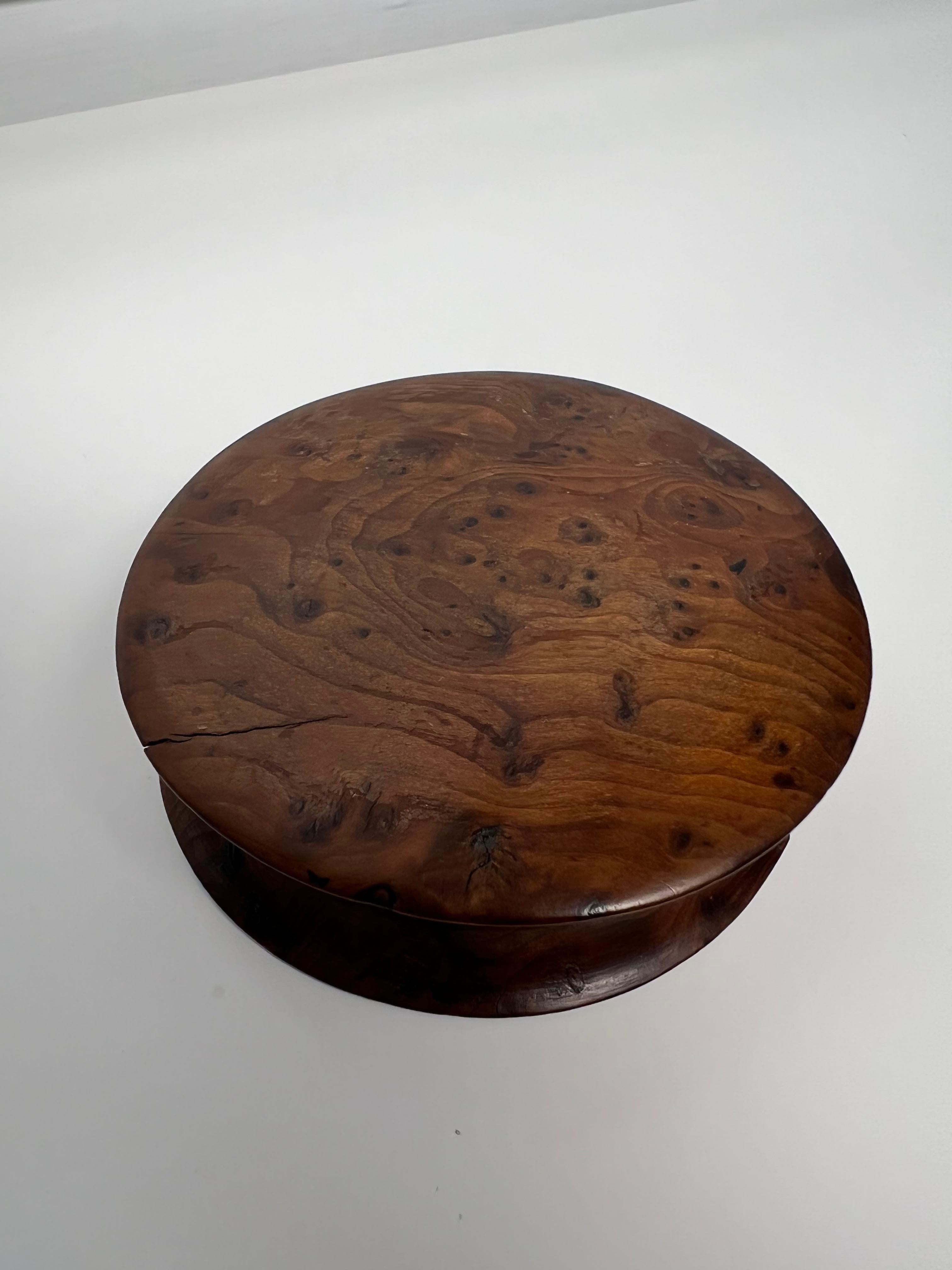 English round burl walnut snuff box with beautiful grain possibly Yew wood. This is a nice looking snuff box that would be great for any collector.