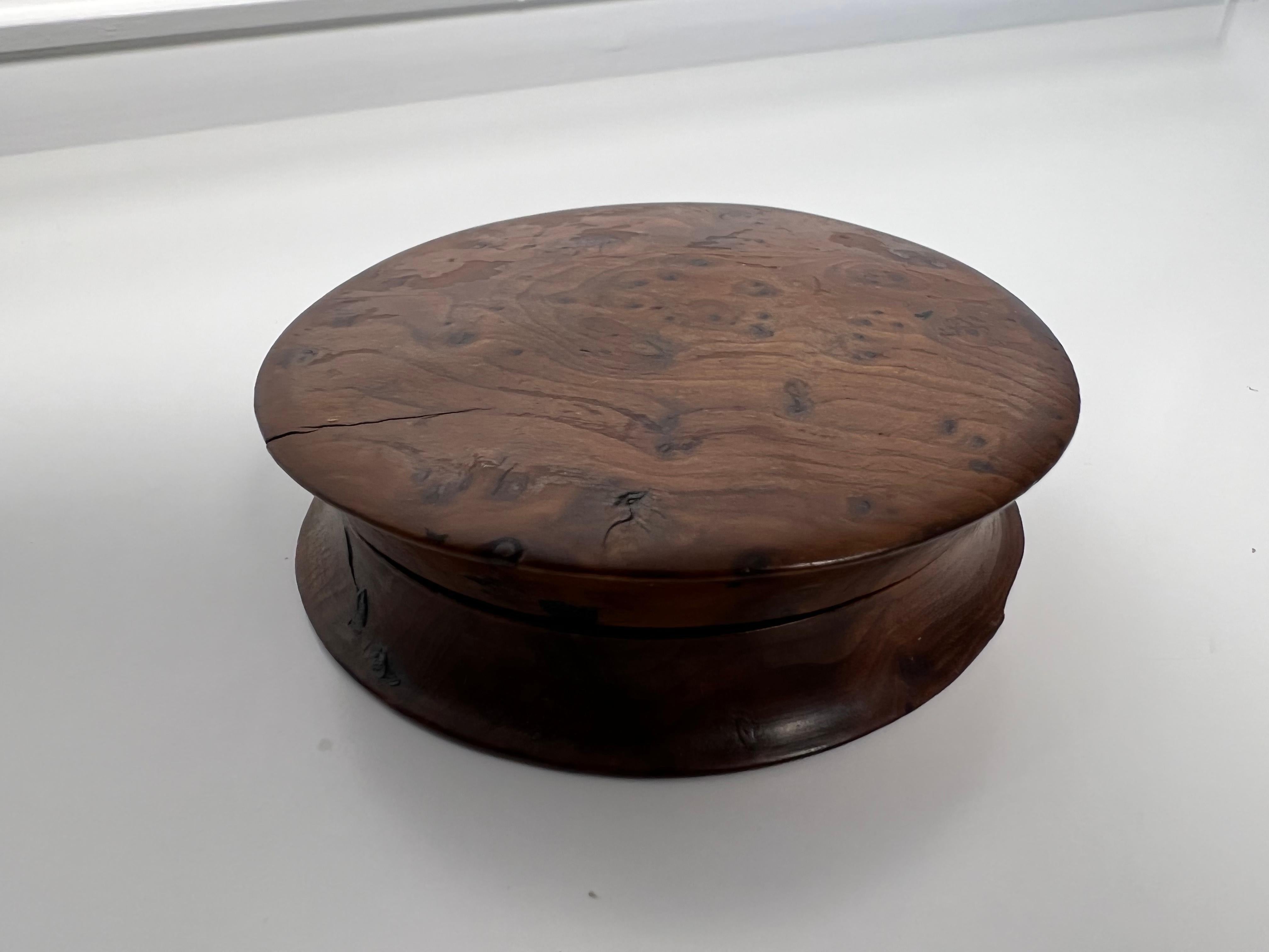 Mid-19th Century Burl Walnut English Round Snuff Box In Good Condition For Sale In Stamford, CT