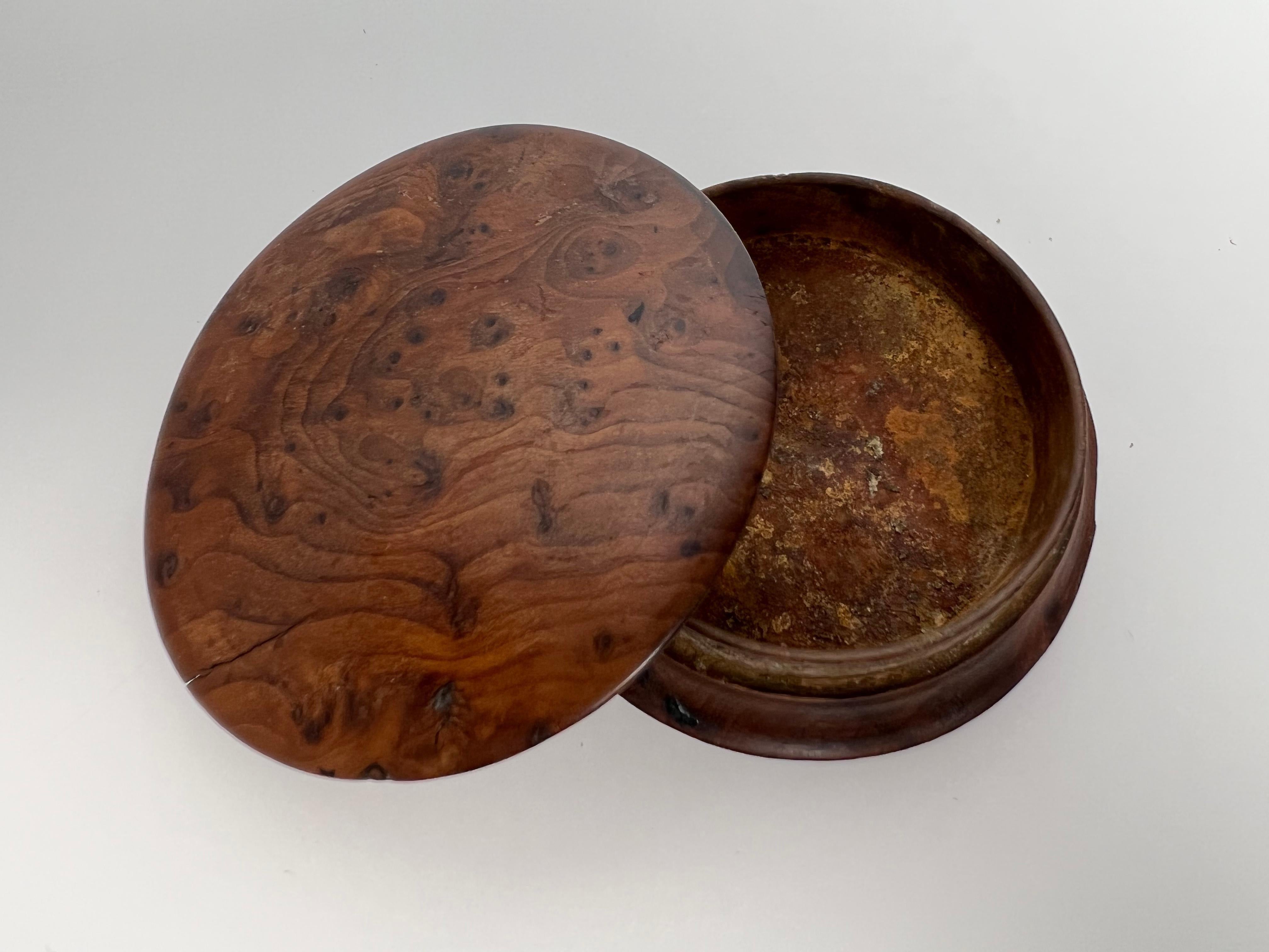 Mid-19th Century Burl Walnut English Round Snuff Box For Sale 1