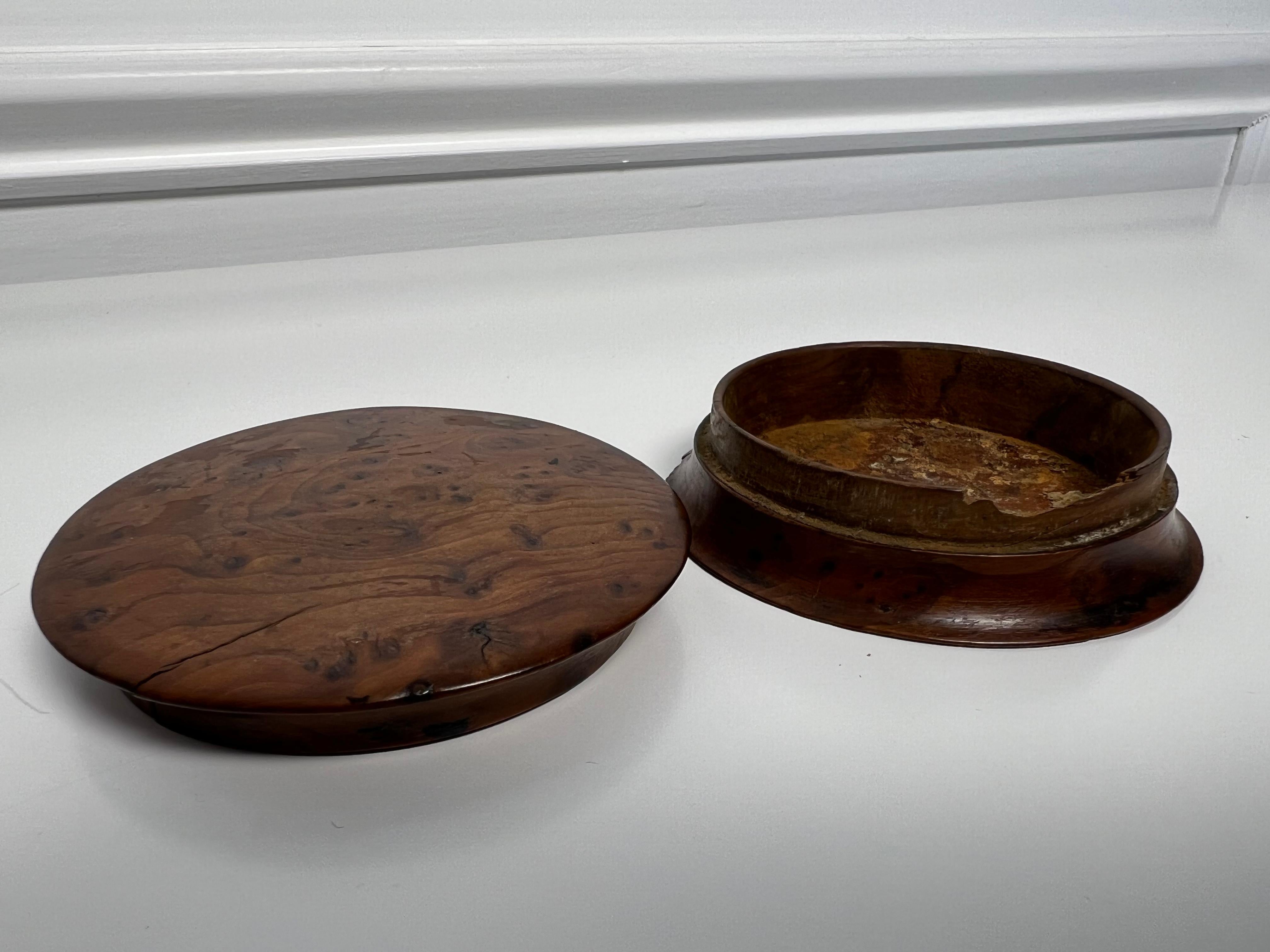 Englische runde Schnupftabakdose aus Wurzelholz, Mitte des 19. Jahrhunderts (Walnuss) im Angebot