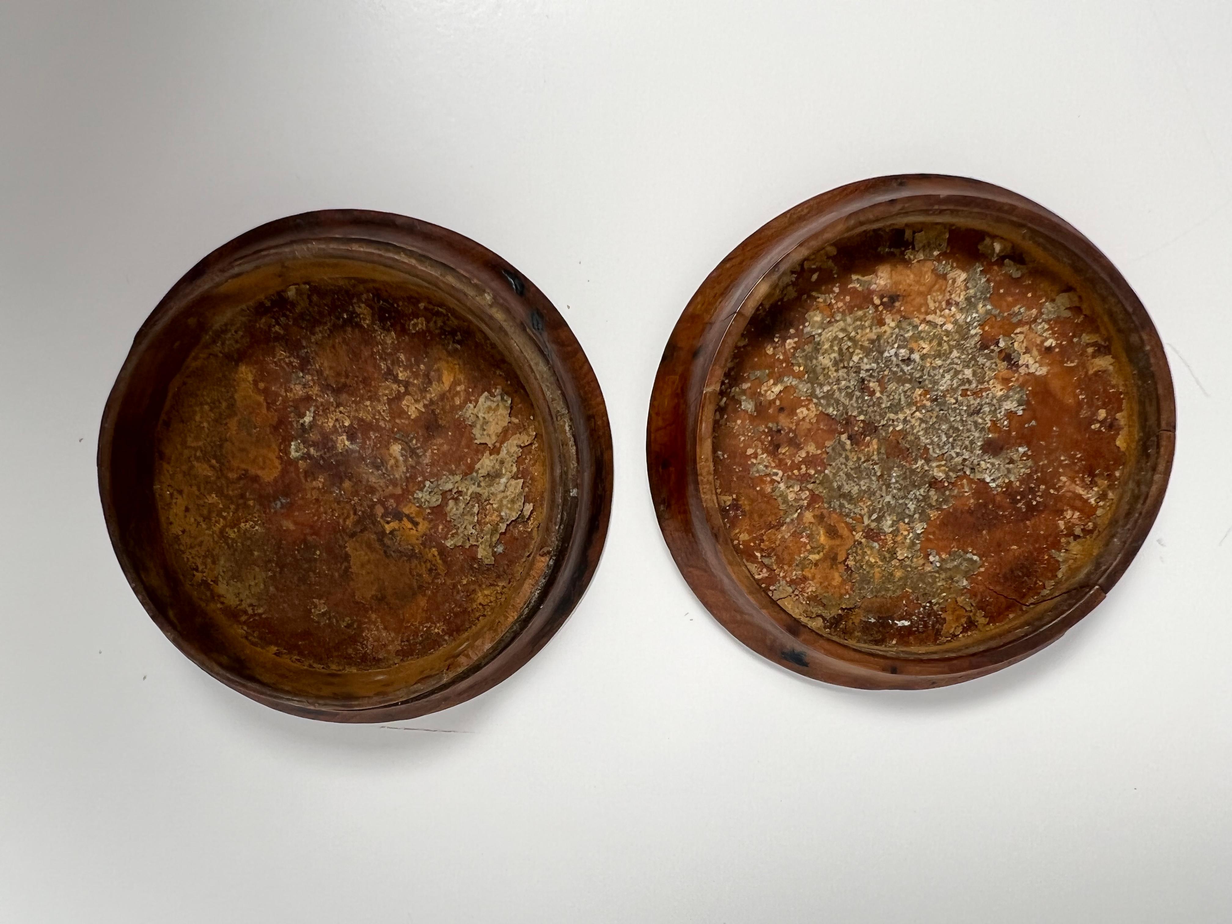 Englische runde Schnupftabakdose aus Wurzelholz, Mitte des 19. Jahrhunderts im Angebot 1