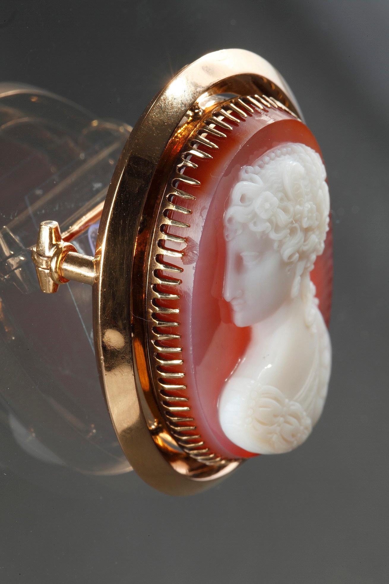 Mid-19th Century Cameo Brooch with Gold Mounting In Good Condition For Sale In Paris, FR