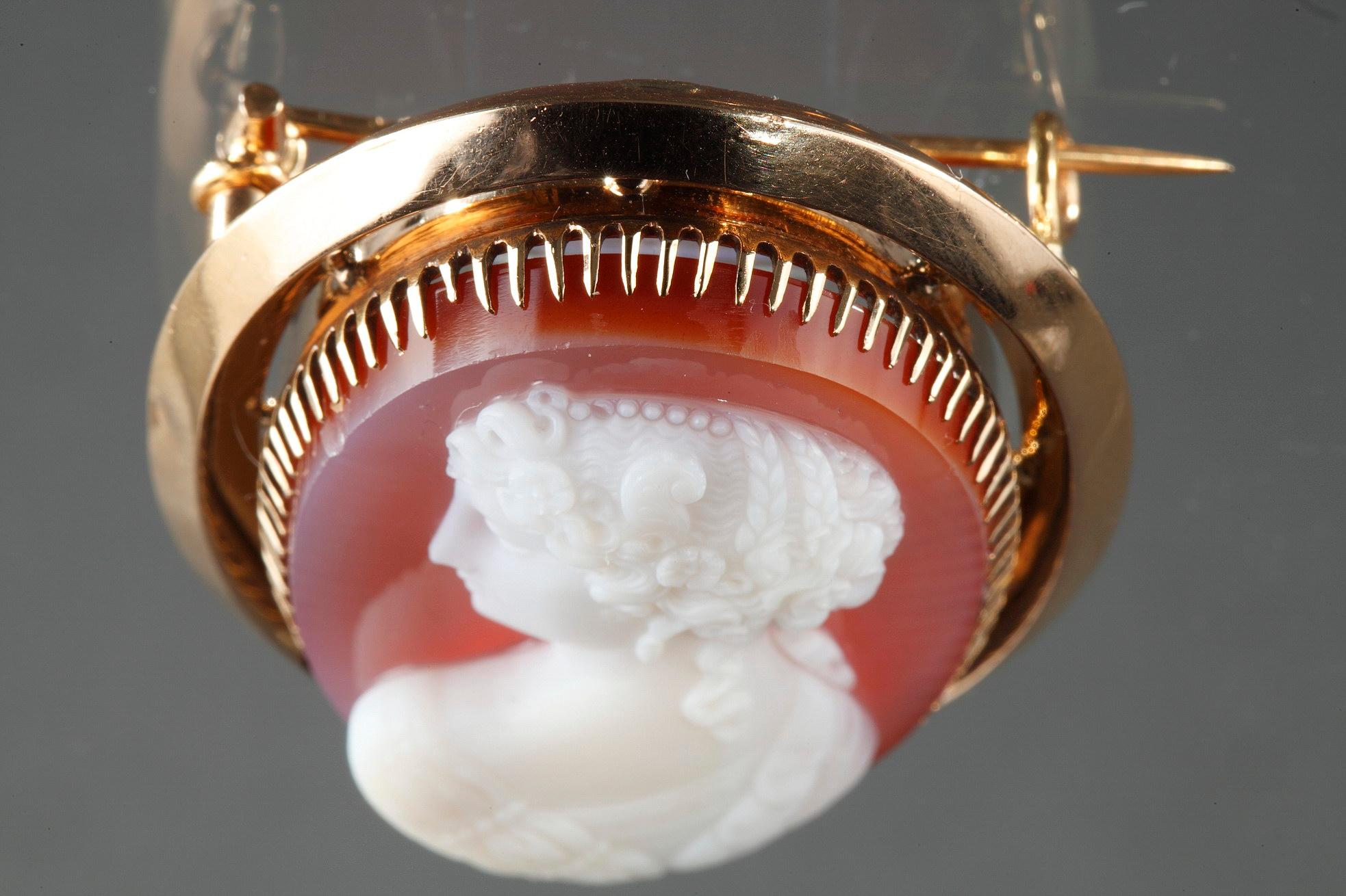 Women's or Men's Mid-19th Century Cameo Brooch with Gold Mounting For Sale
