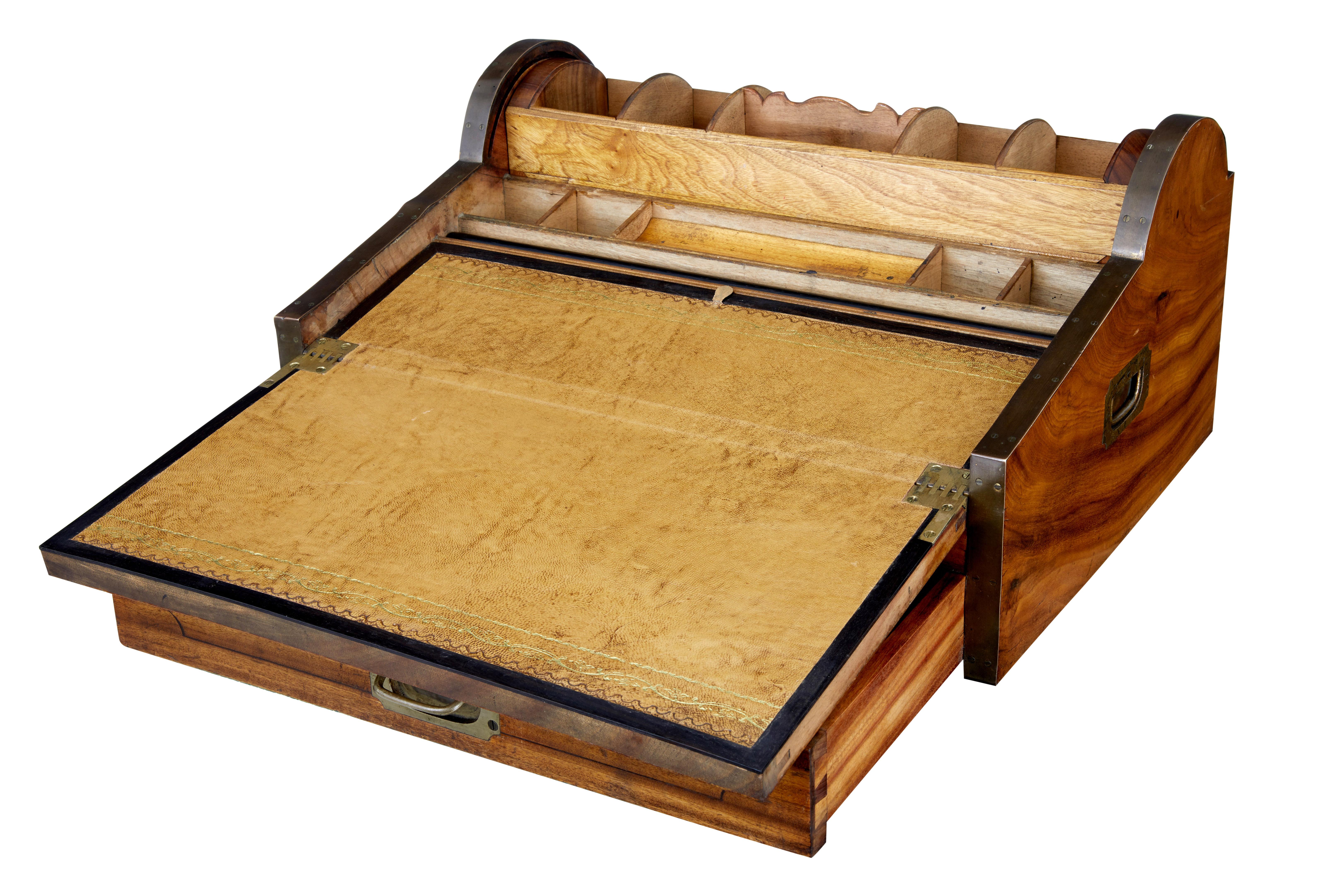 Seltener und hochwertiger Schreibtisch aus Kampferholz, um 1860.

Messingumrandung an den Außenkanten und Tragegriffe an jeder Seite. Diese Schreibtische wurden für Kapitäne und Offiziere auf See hergestellt und sind als Kampagnenmöbel bekannt.