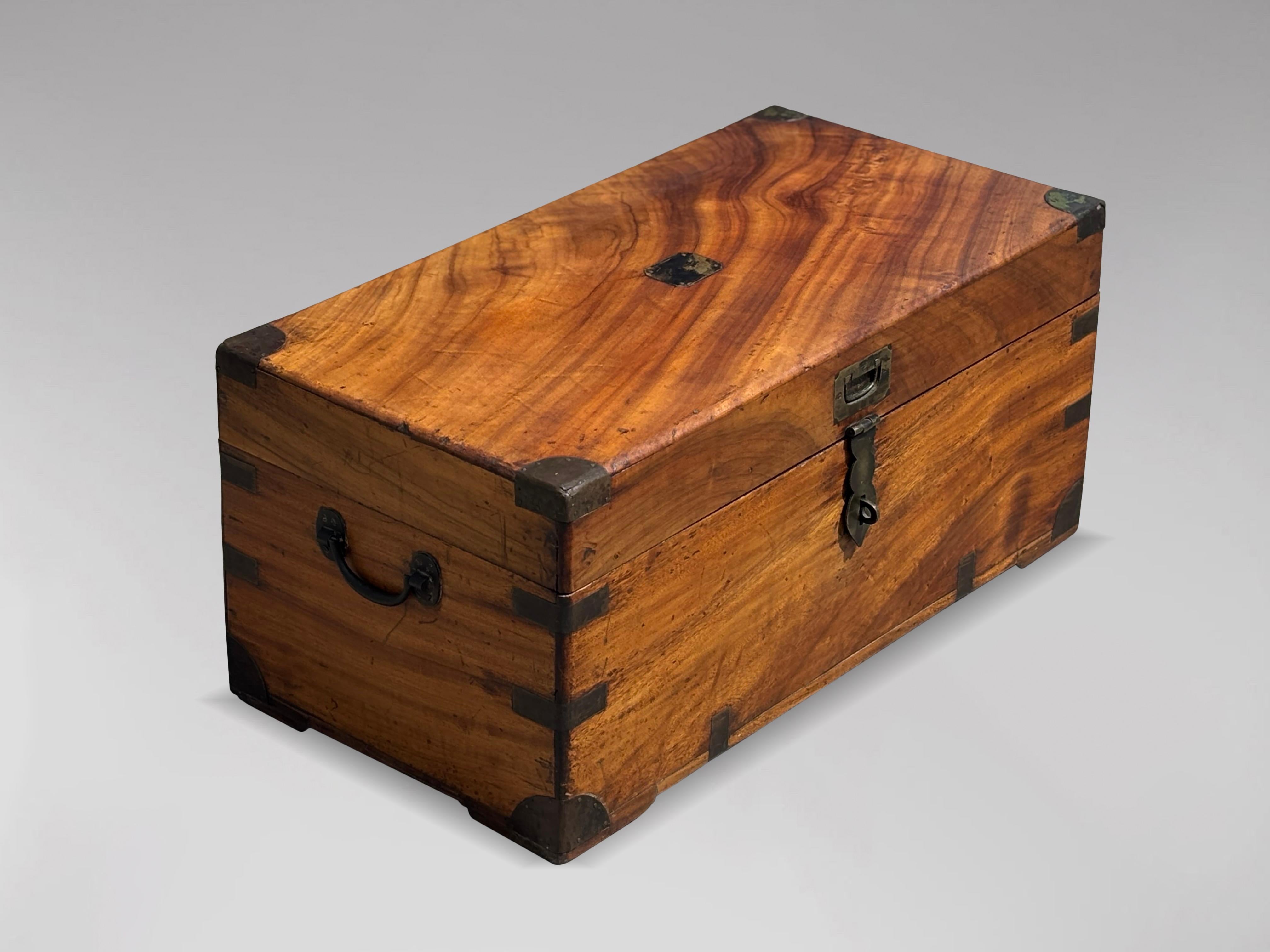 Malle de voyage en bois camphré du milieu du 19e siècle avec intérieur aménagé en vente 4