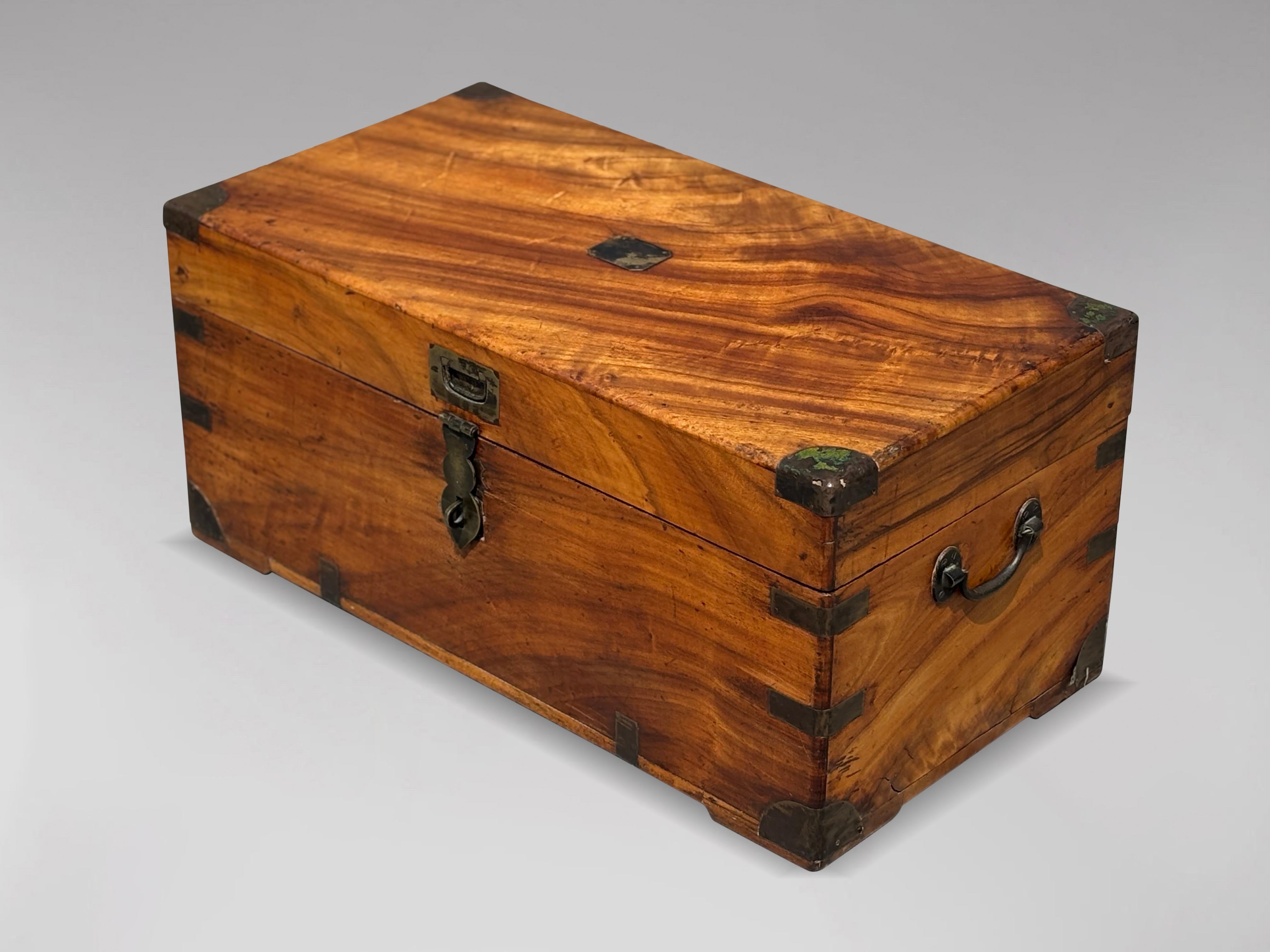 Rare malle de voyage en bois de camphrier du milieu du 19e siècle avec intérieur aménagé d'origine

Cette étonnante malle de voyage en bois de camphrier datant du milieu du XIXe siècle est à la fois fonctionnelle et décorative. Il présente une