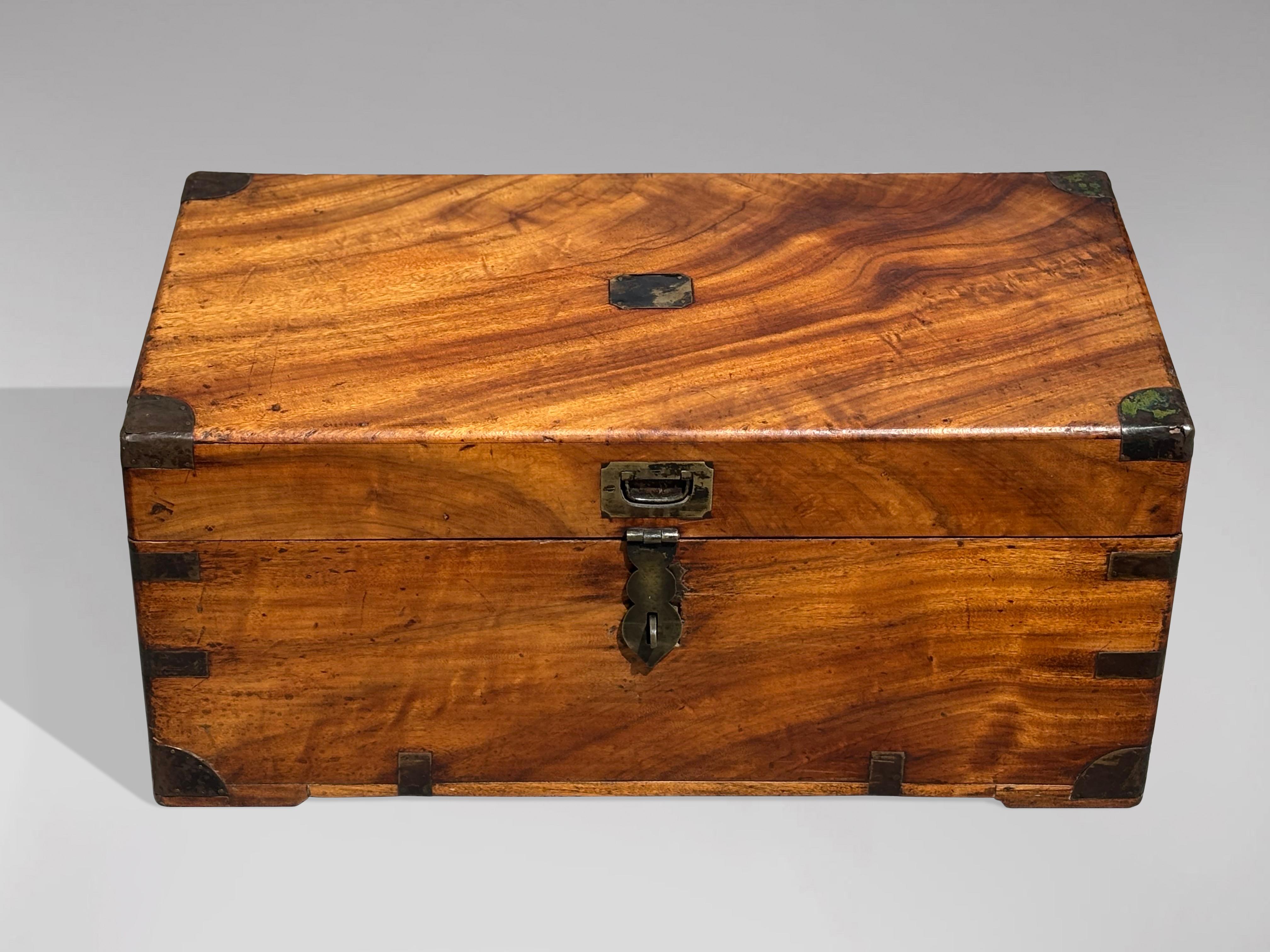 Britannique Malle de voyage en bois camphré du milieu du 19e siècle avec intérieur aménagé en vente
