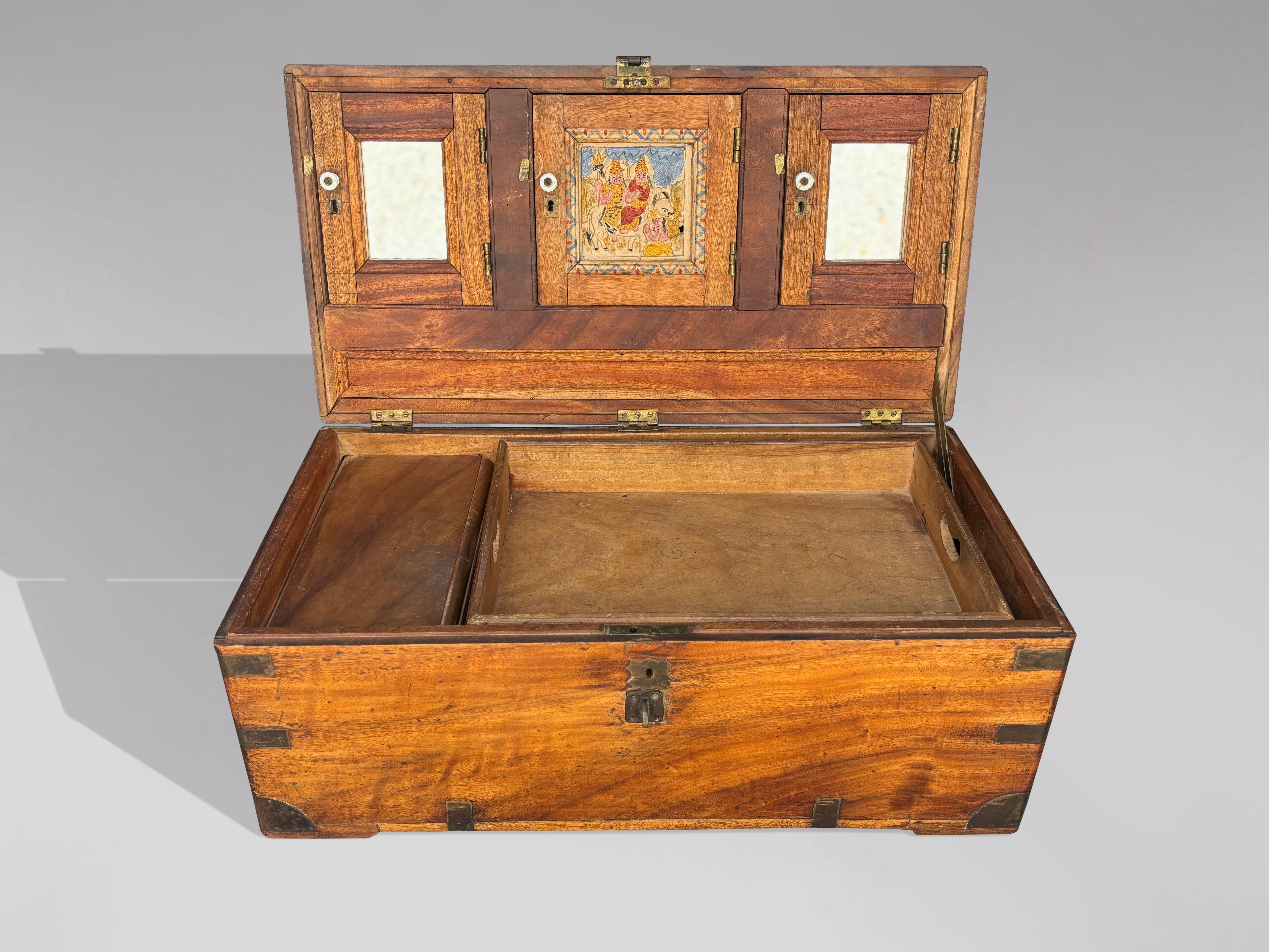 Malle de voyage en bois camphré du milieu du 19e siècle avec intérieur aménagé Bon état - En vente à Petworth,West Sussex, GB