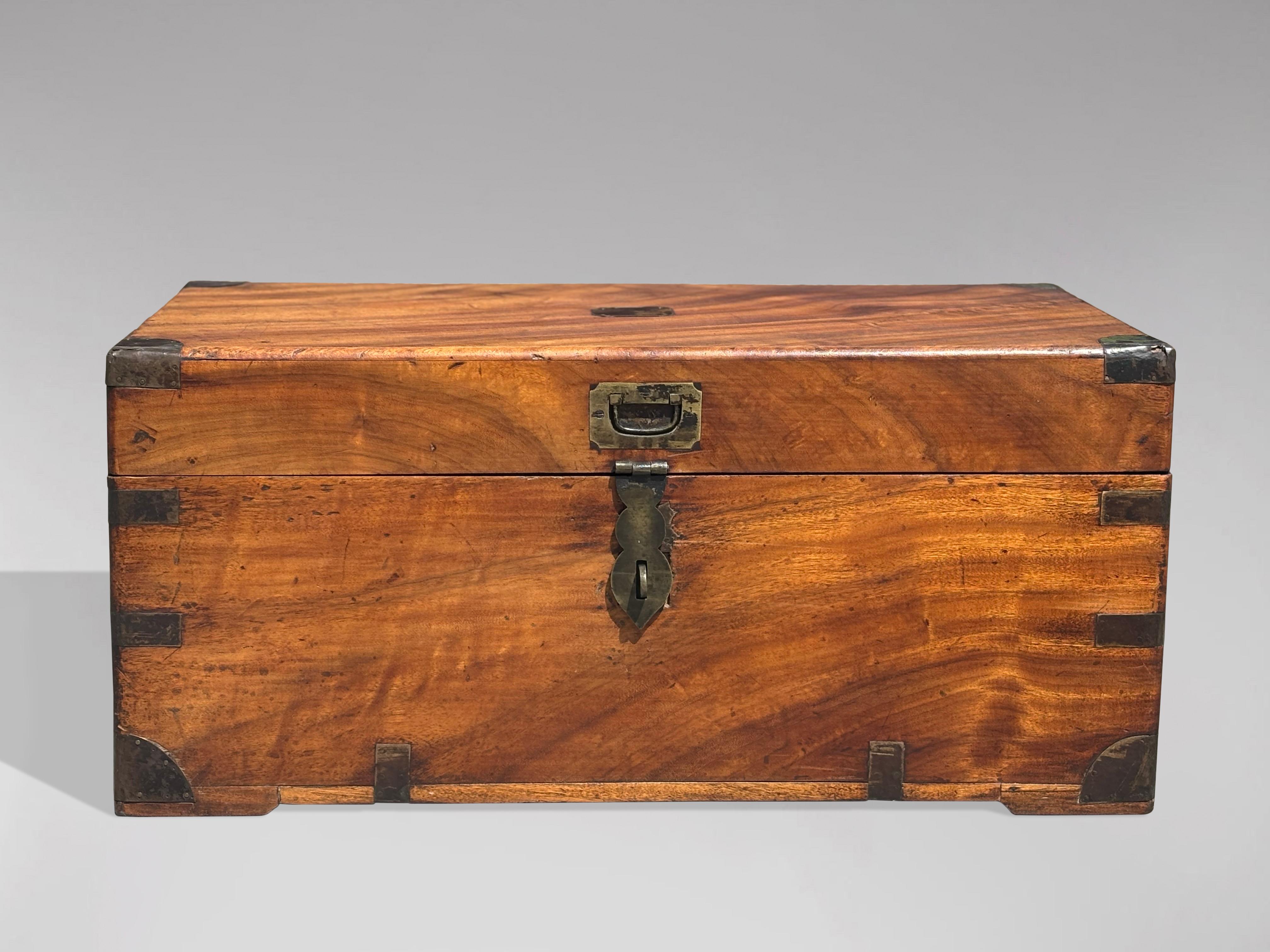 XIXe siècle Malle de voyage en bois camphré du milieu du 19e siècle avec intérieur aménagé en vente