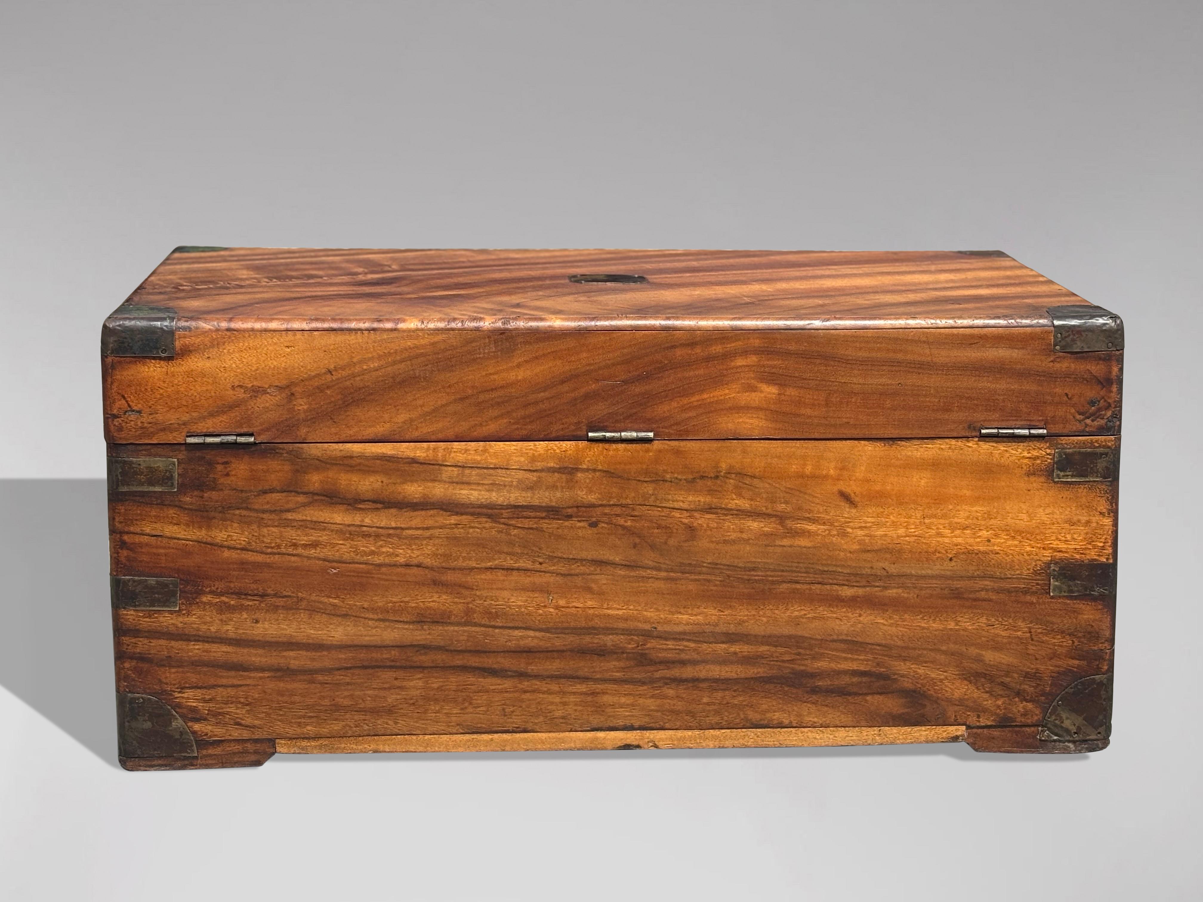 Autre Malle de voyage en bois camphré du milieu du 19e siècle avec intérieur aménagé en vente