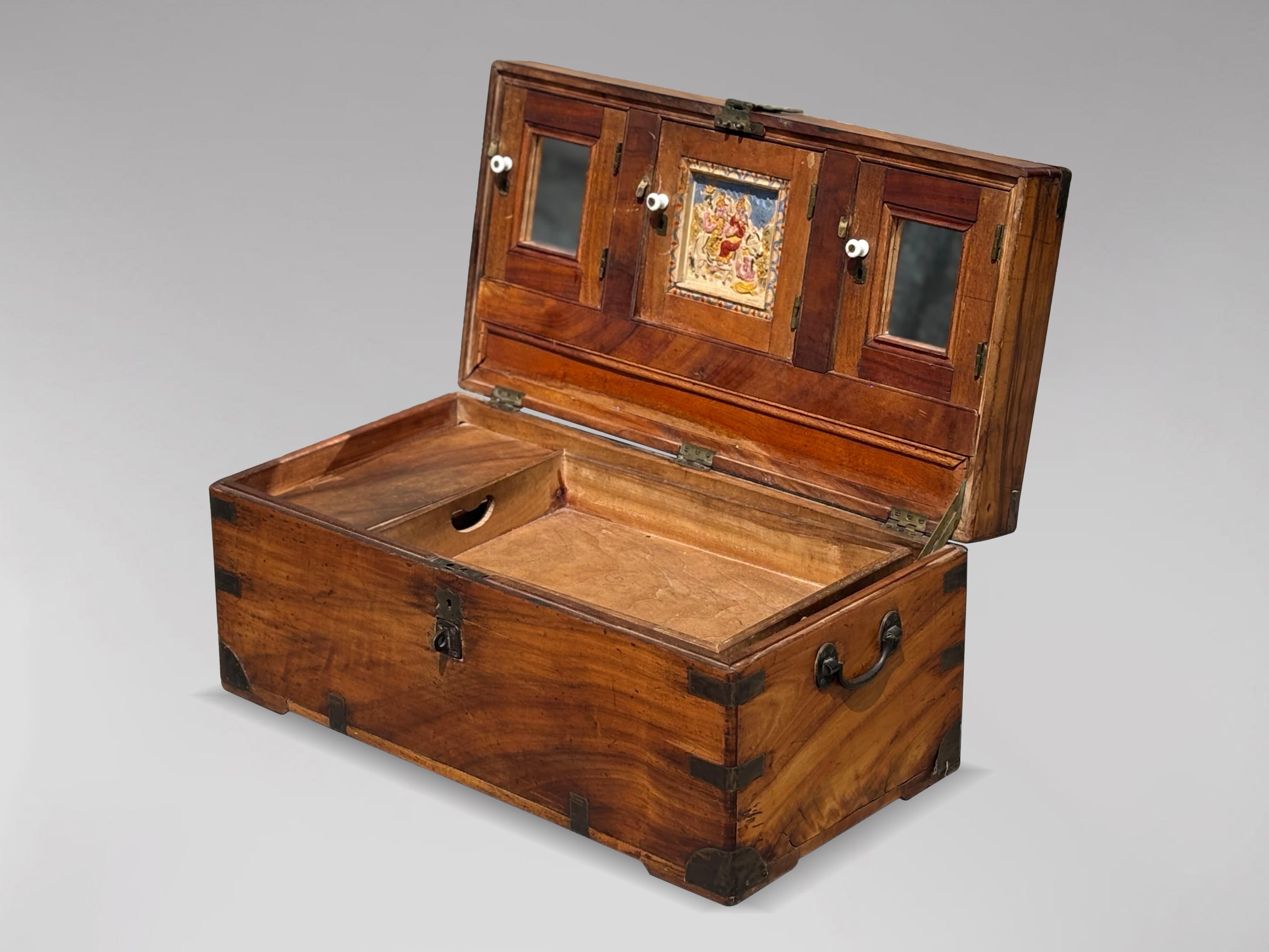 Malle de voyage en bois camphré du milieu du 19e siècle avec intérieur aménagé en vente 1