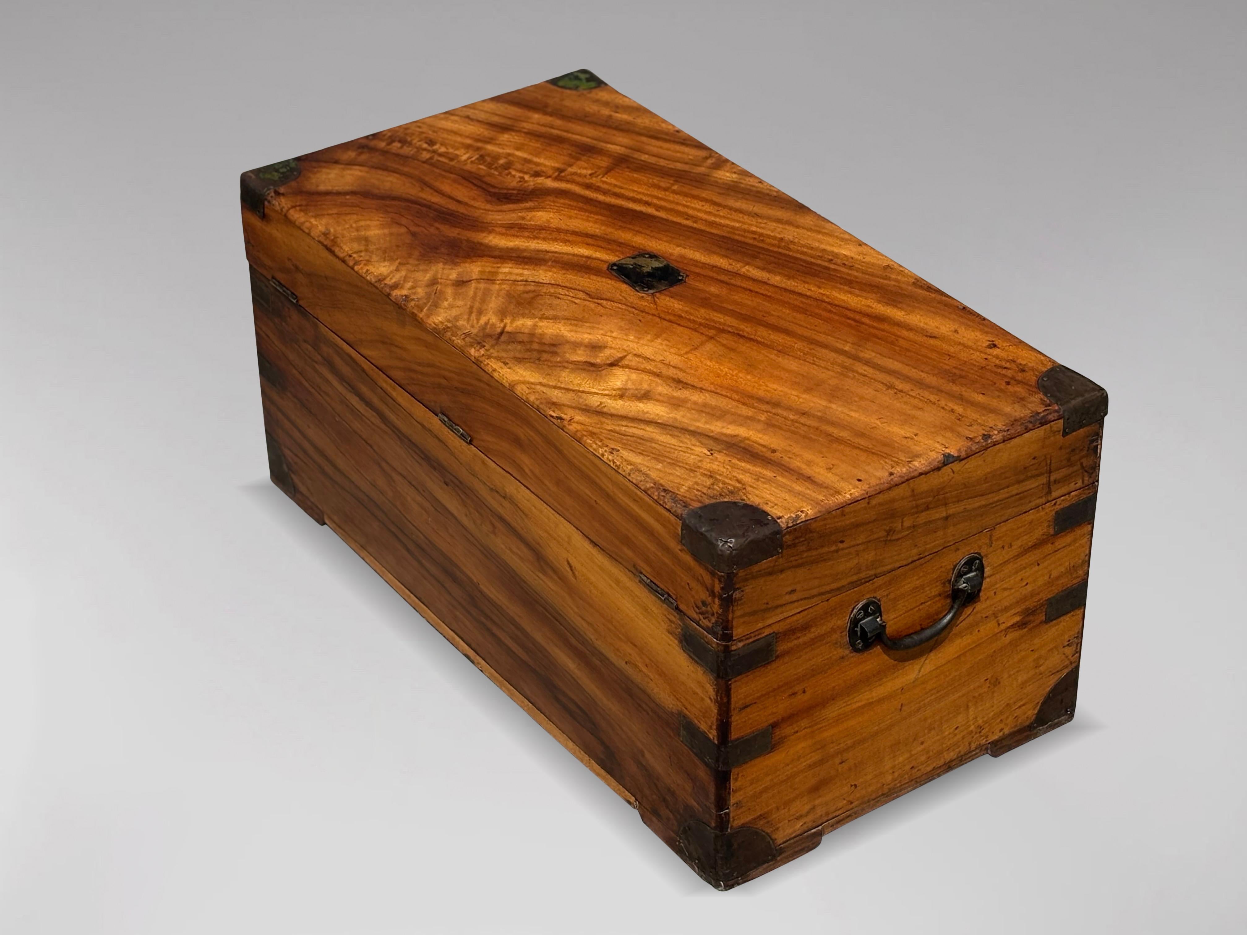 Malle de voyage en bois camphré du milieu du 19e siècle avec intérieur aménagé en vente 3