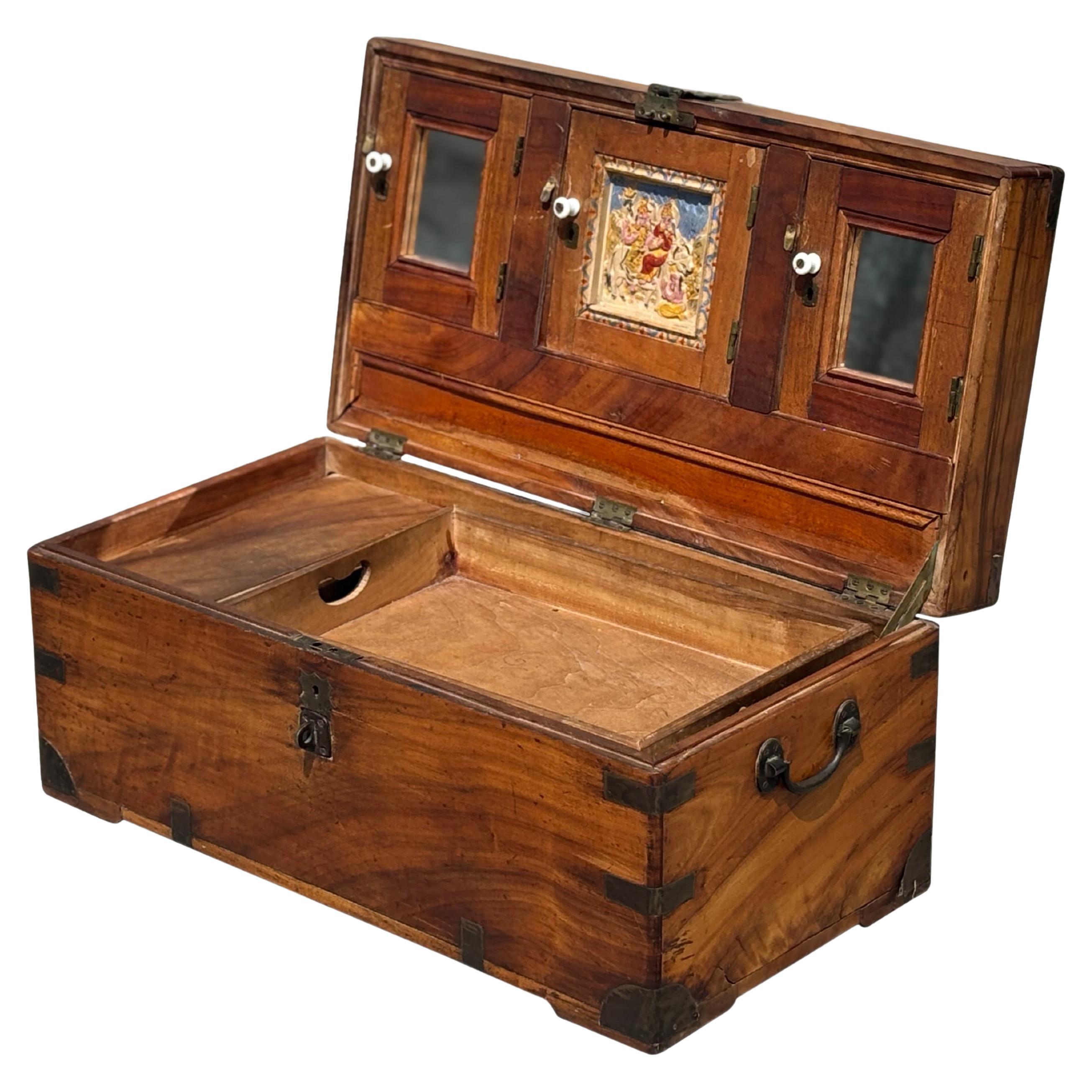 Malle de voyage en bois camphré du milieu du 19e siècle avec intérieur aménagé en vente