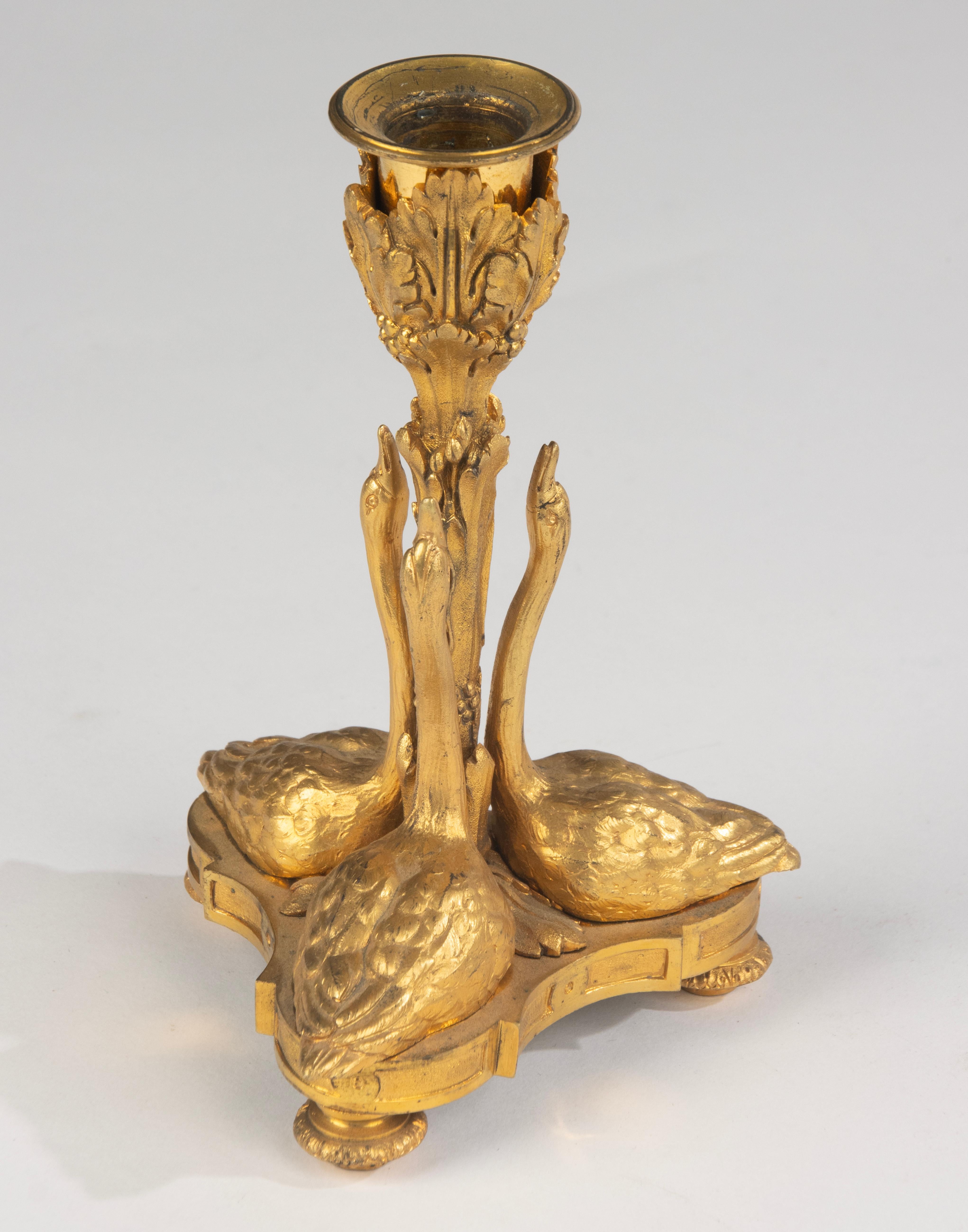 Candelero Mediados Siglo XIX - Cisnes - Ormolu Bronce Dorado Francés en venta