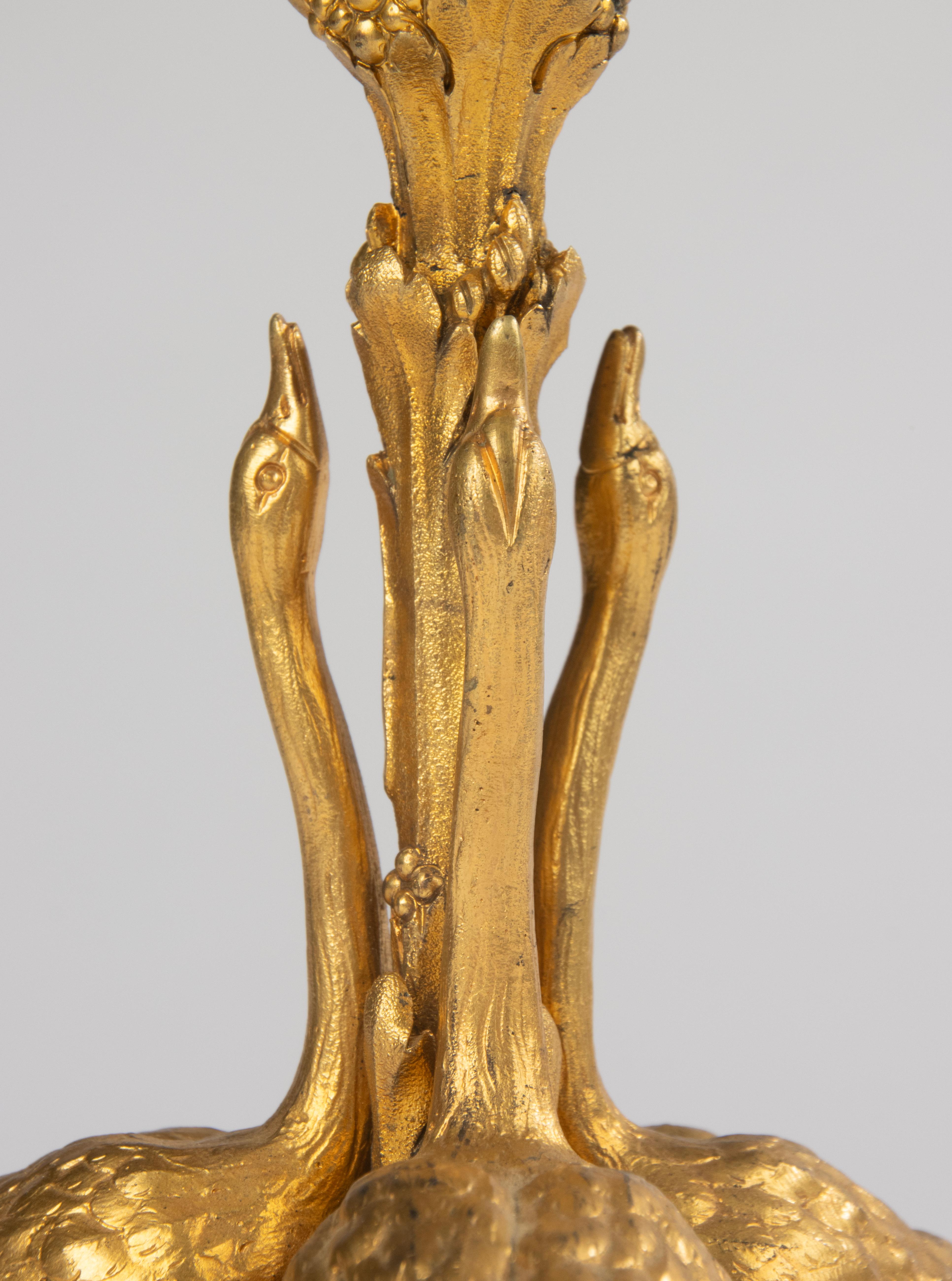 Candelero Mediados Siglo XIX - Cisnes - Ormolu Bronce Dorado en Bueno estado para la venta en Casteren, Noord-Brabant