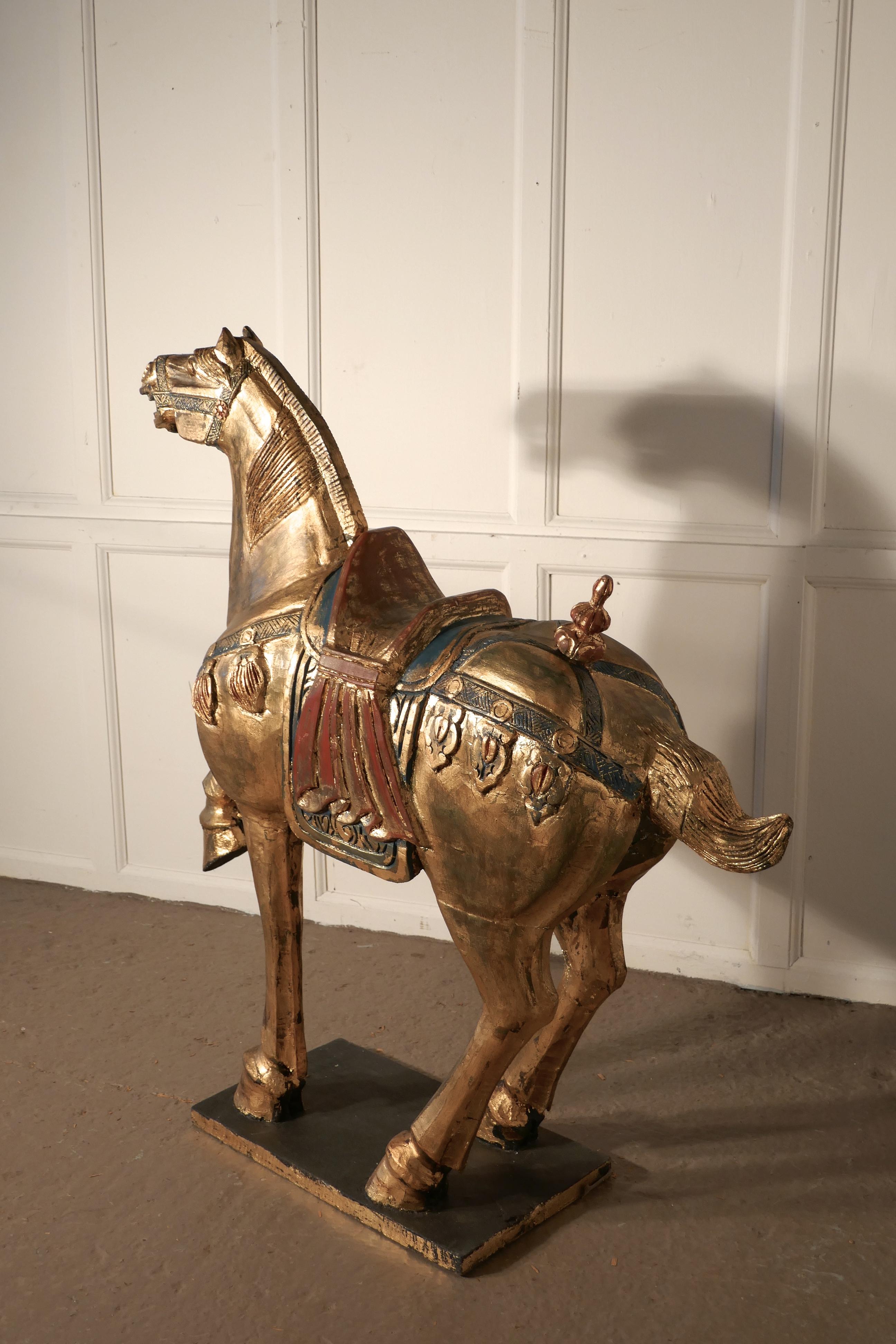 Cheval en bois sculpté et peint de la Dynasty Tang, milieu du 19e siècle en vente 5