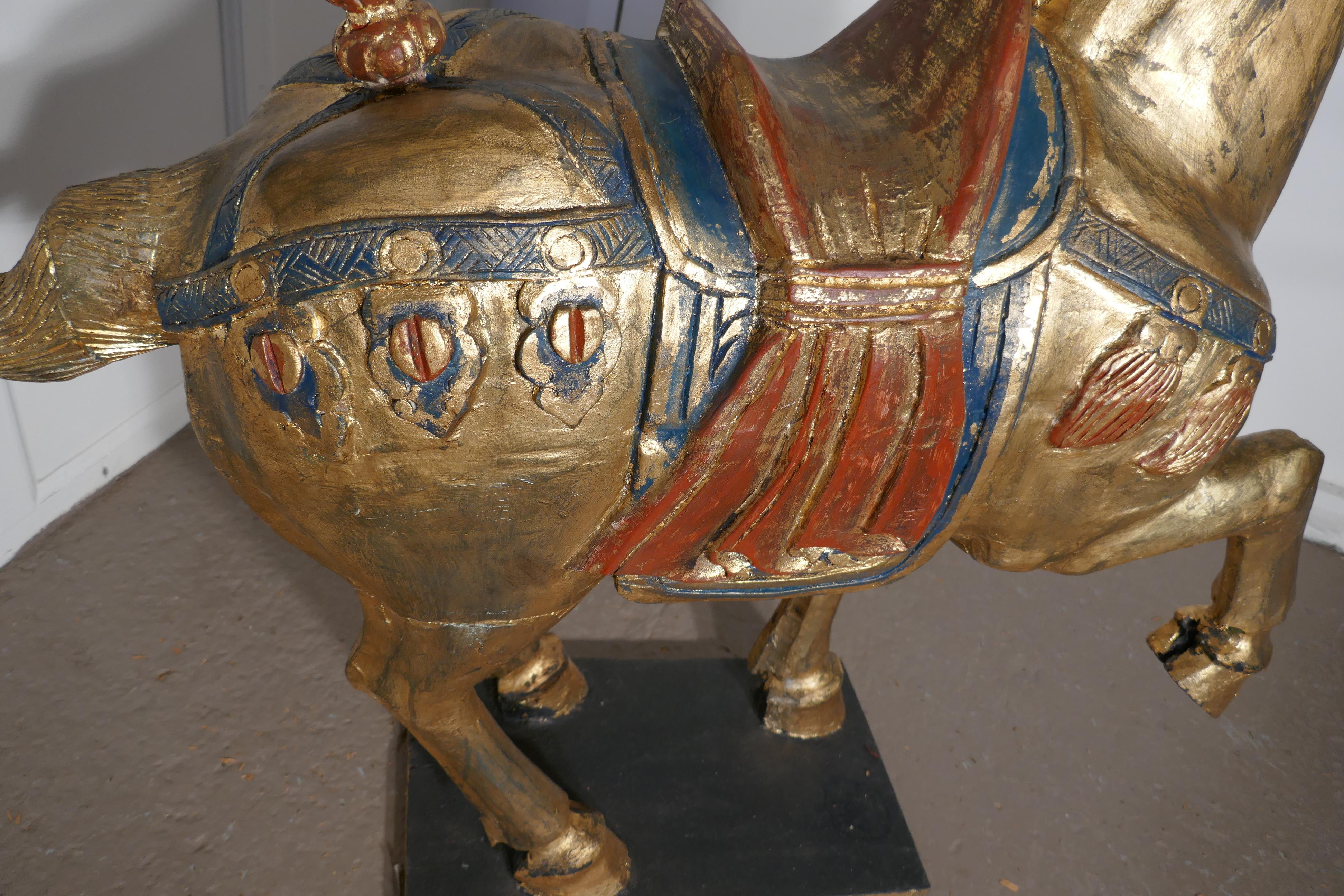 Cheval en bois sculpté et peint de la dynastie Tang, milieu du 19e siècle

Il s'agit d'une superbe pièce d'art populaire chinois, superbement sculptée dans le bois, dans la statue classique de cette célèbre créature dans une pose de cabri. 
Il