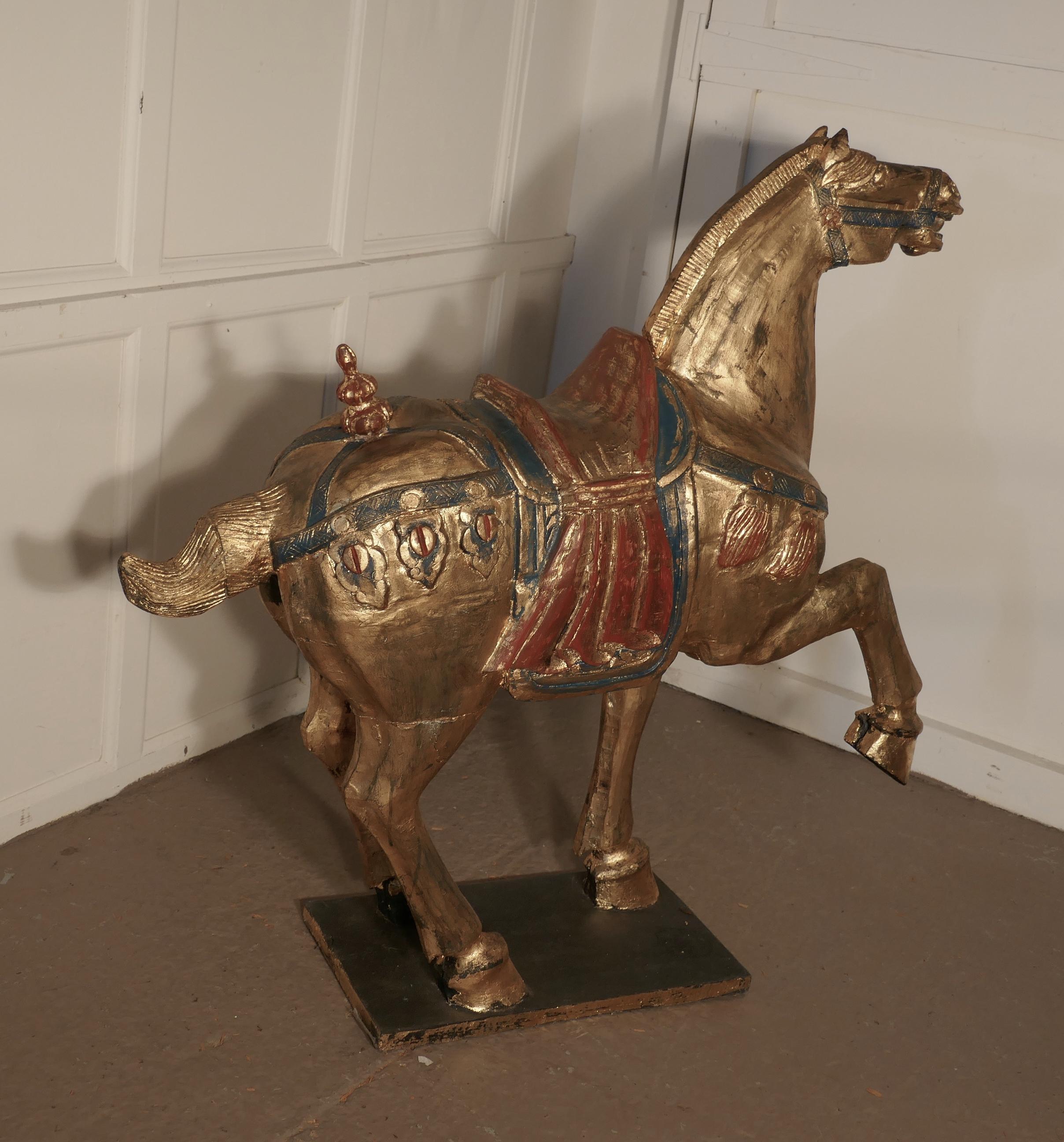 Cheval en bois sculpté et peint de la Dynasty Tang, milieu du 19e siècle en vente 2