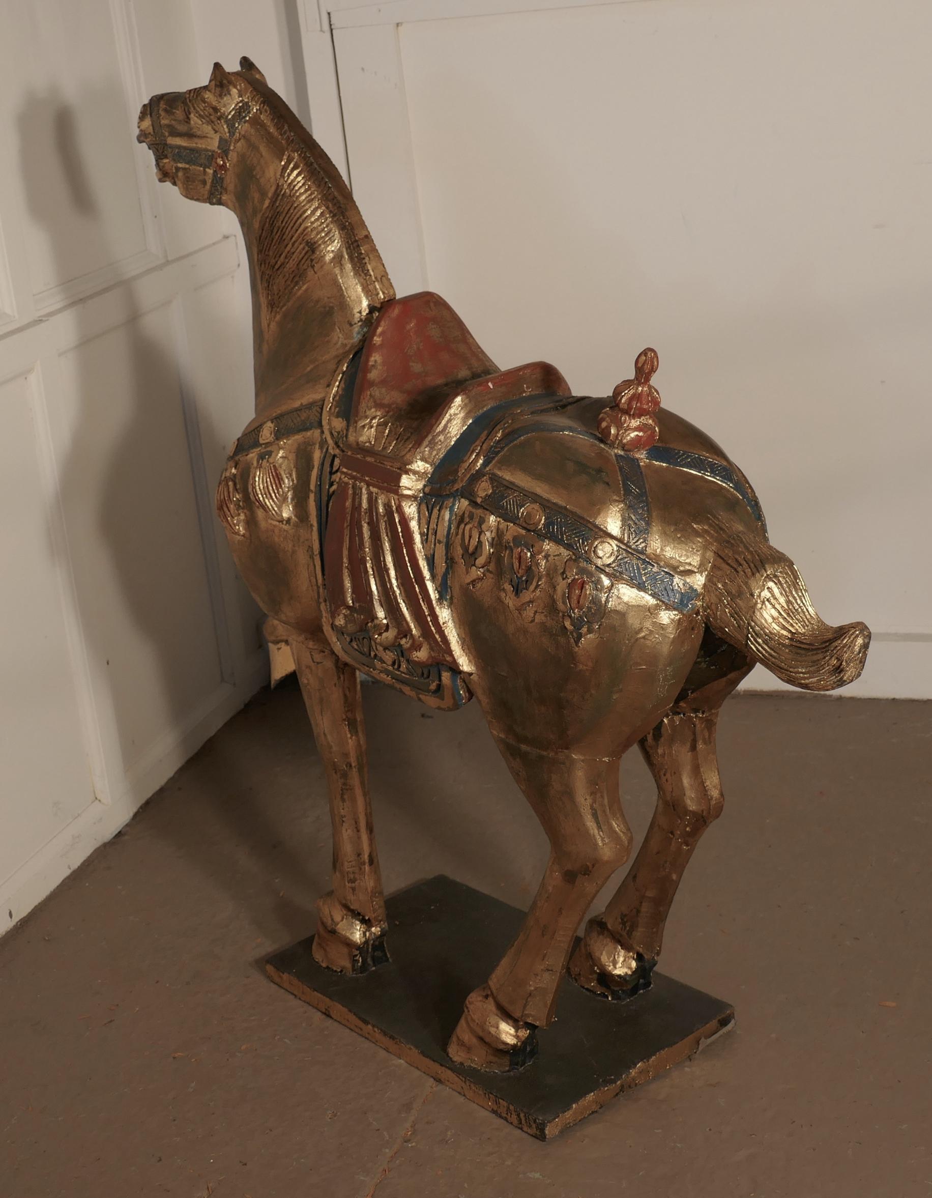 Cheval en bois sculpté et peint de la Dynasty Tang, milieu du 19e siècle en vente 3