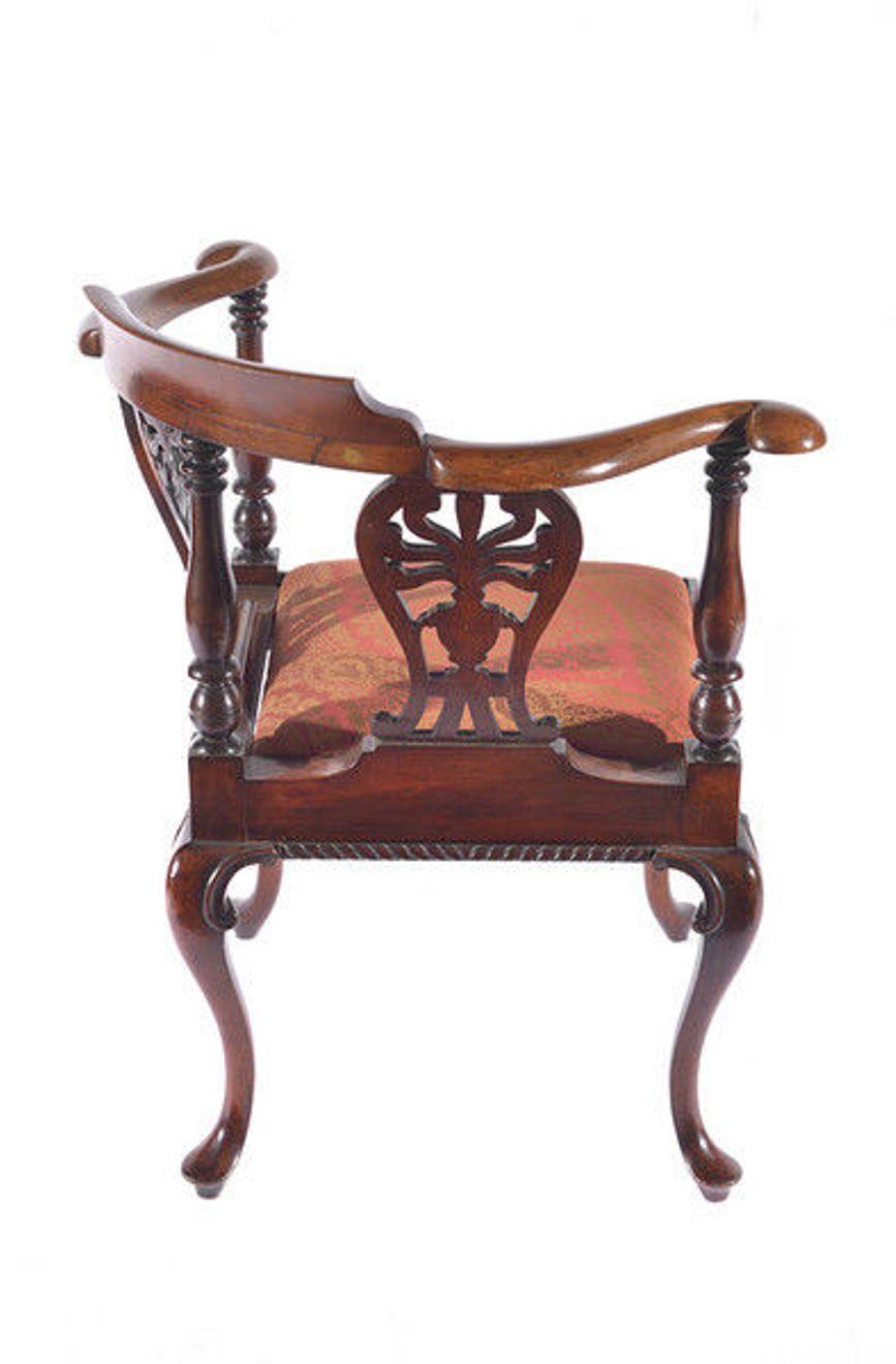 Mid-19th Century Carved Mahogany Corner Chair In Good Condition For Sale In Hemel Hempstead, Hertfordshire