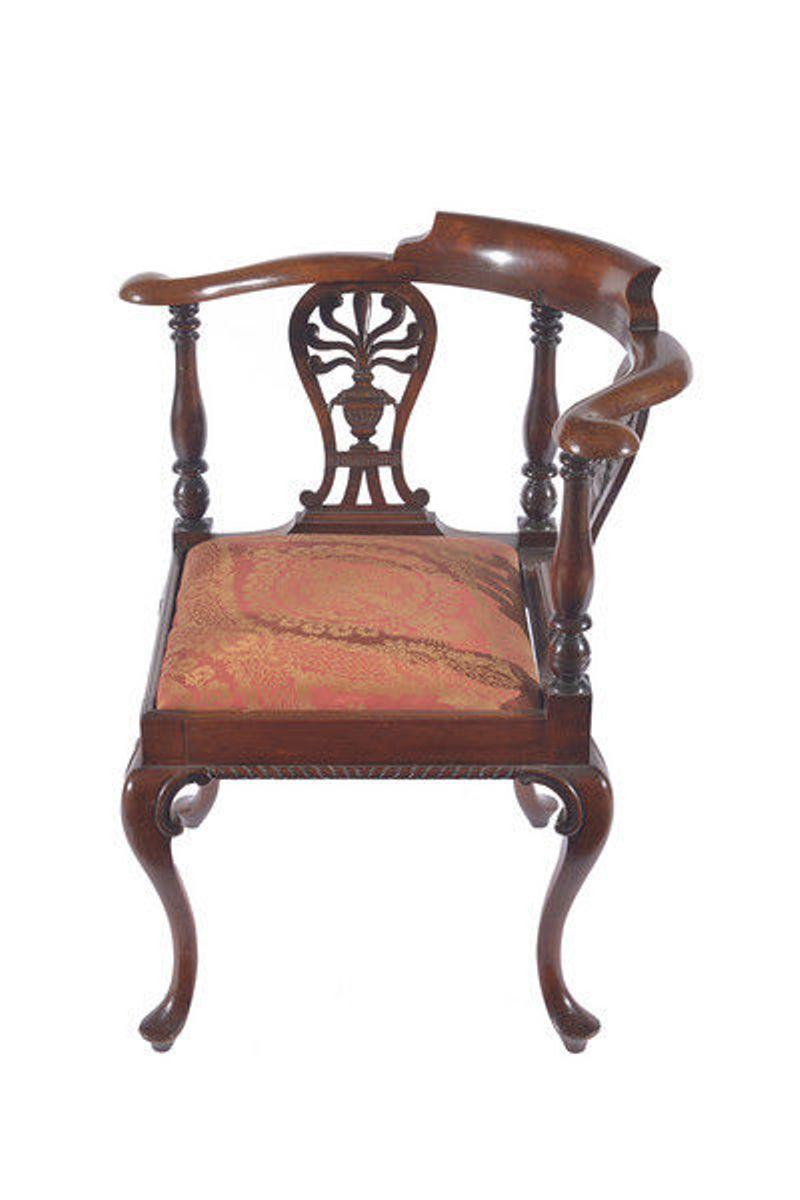 Mid-19th Century Carved Mahogany Corner Chair For Sale 1