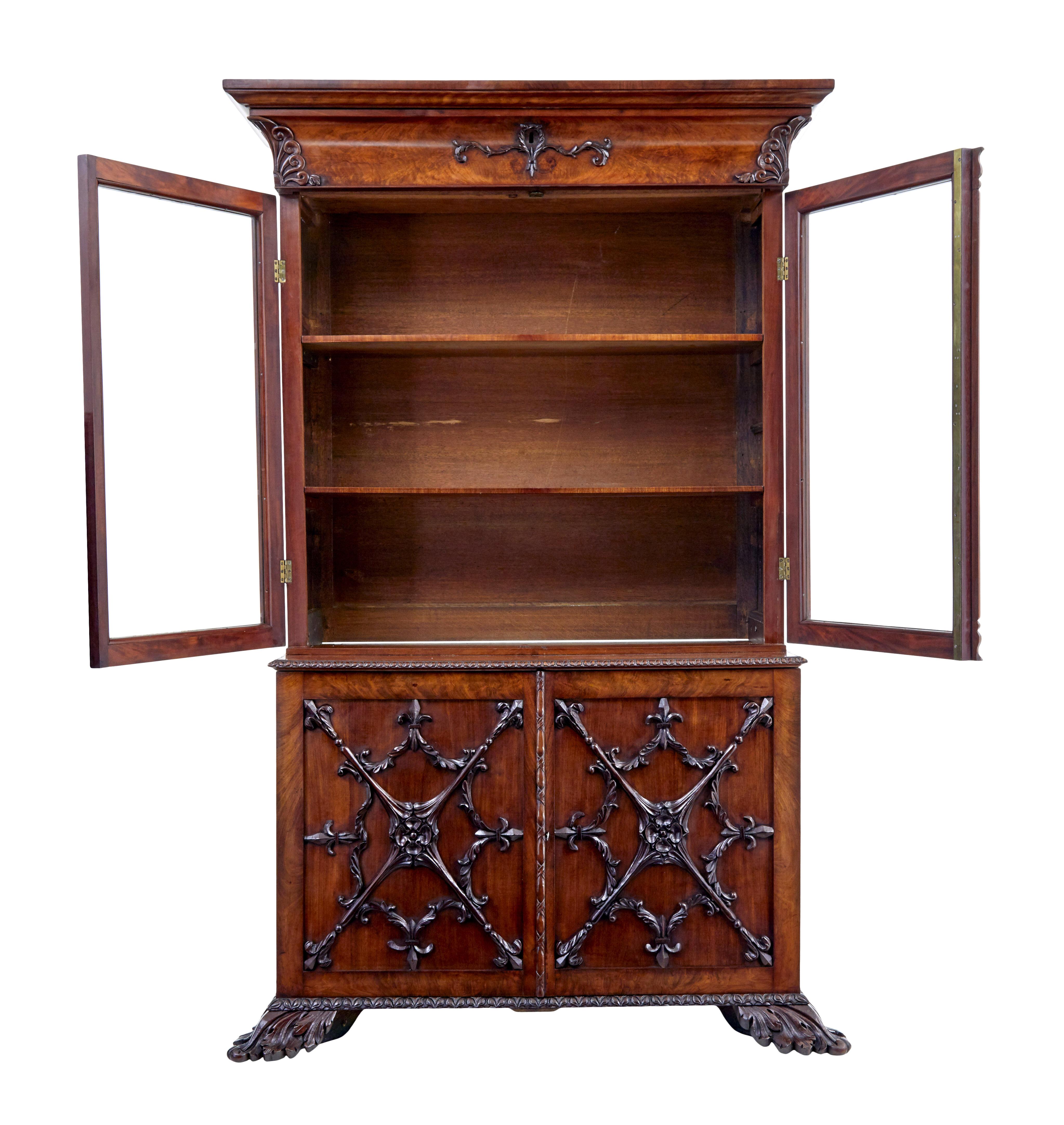 Mitte des 19. Jahrhunderts geschnitztes dänisches Mahagoni-Bücherregal (Barock) im Angebot