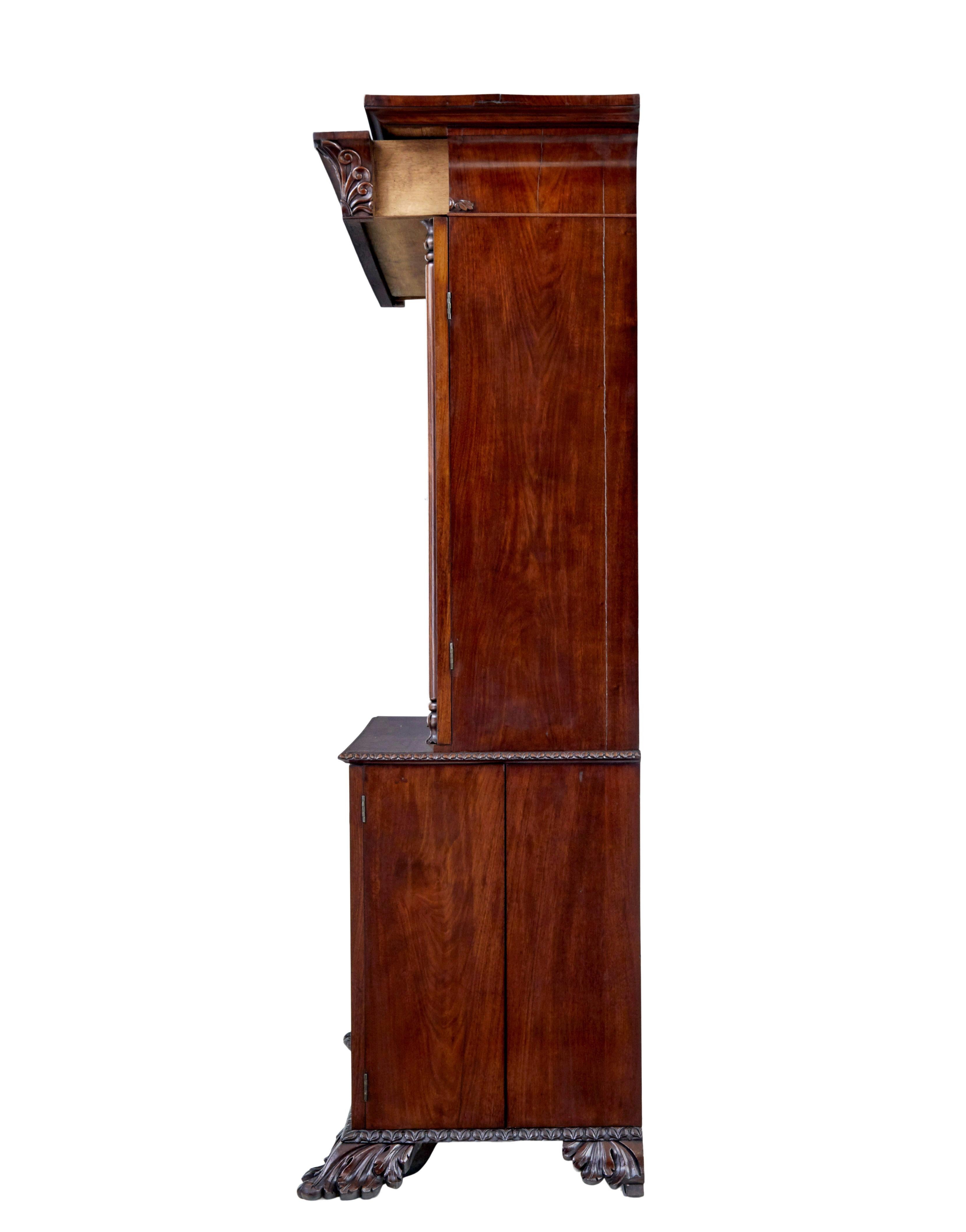 Sculpté Bibliothèque danoise en acajou sculpté du milieu du 19e siècle en vente