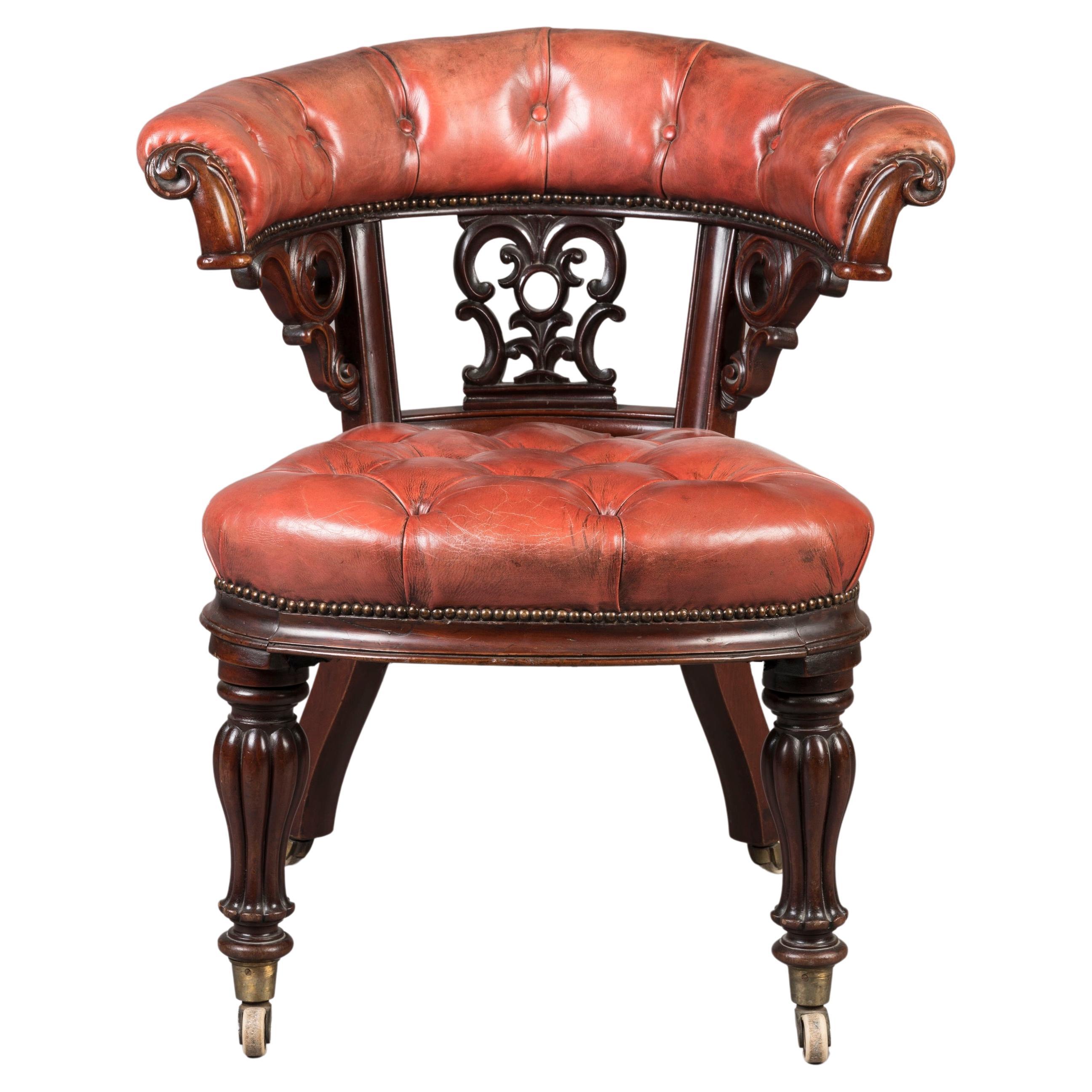 Chaise de bureau en acajou sculpté du milieu du 19e siècle avec revêtement en cuir rouge en vente