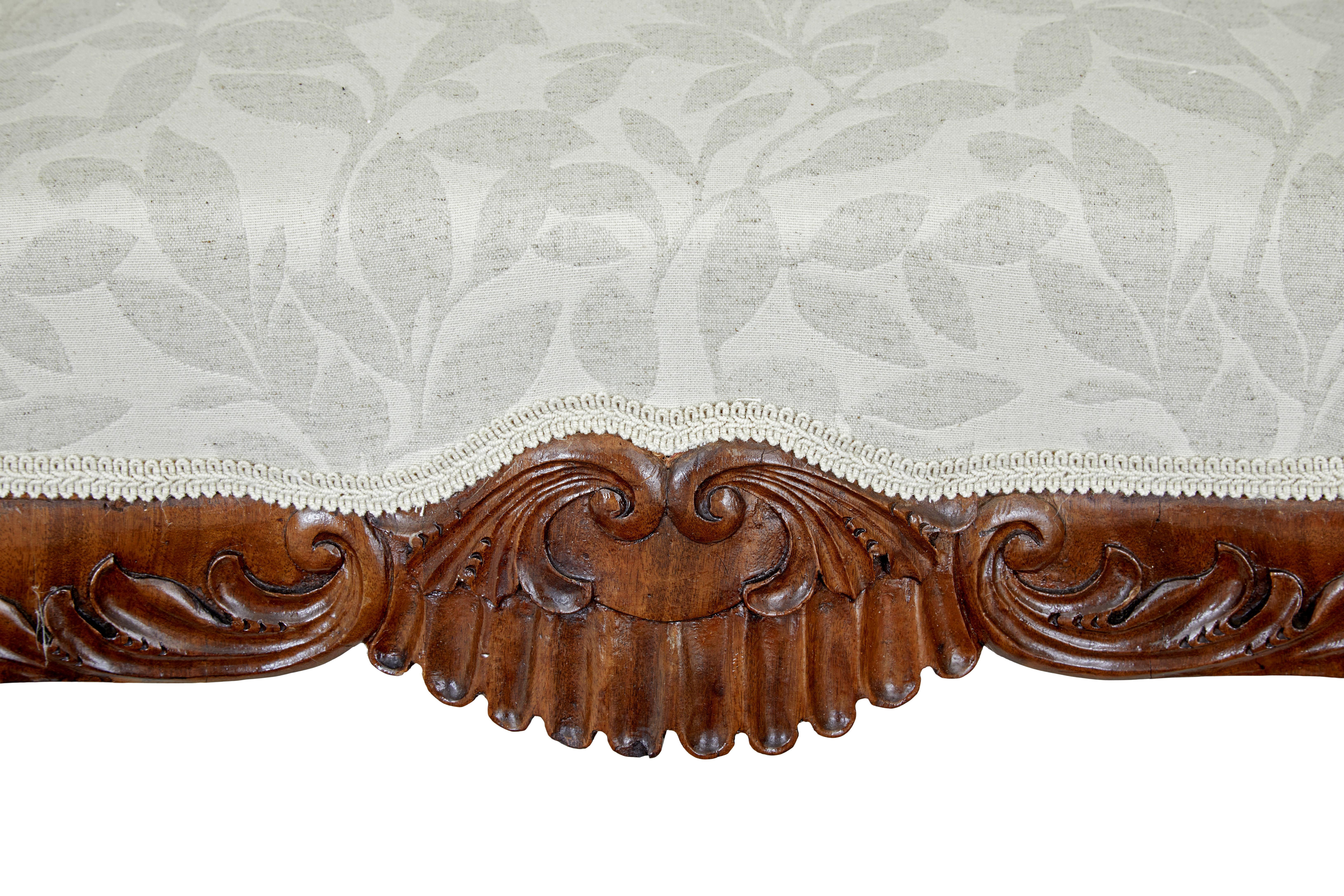 Mid 19th century carved walnut armchair en vente 2