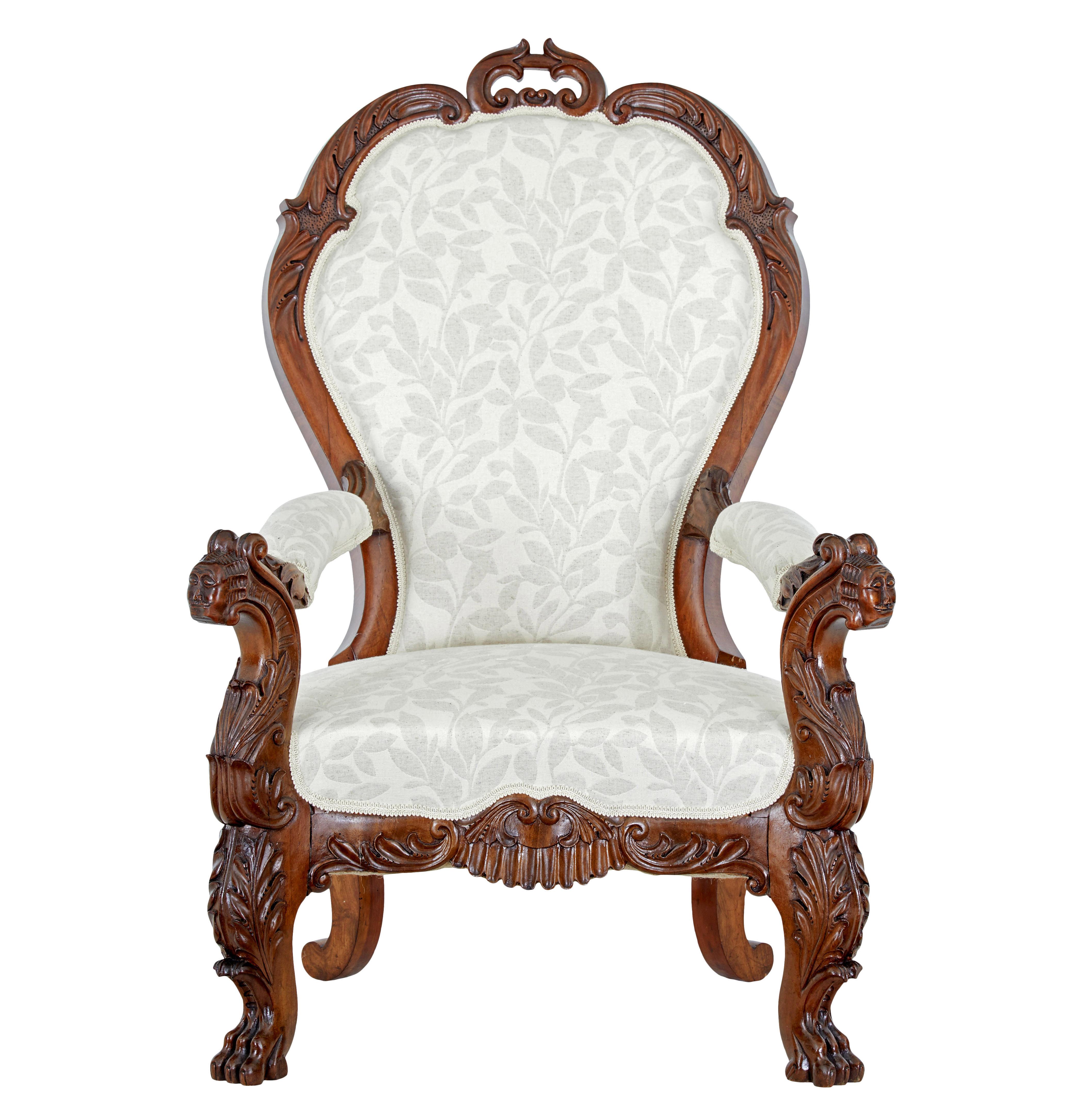 Poltrona in noce intagliato della metà del XIX secolo, circa 1860.

Poltrona in noce massiccio di alta qualità e riccamente intagliata, risalente all'epoca vittoriana.

Schienale a forma di cartiglio con foglie d'acanto e volute intagliate, che