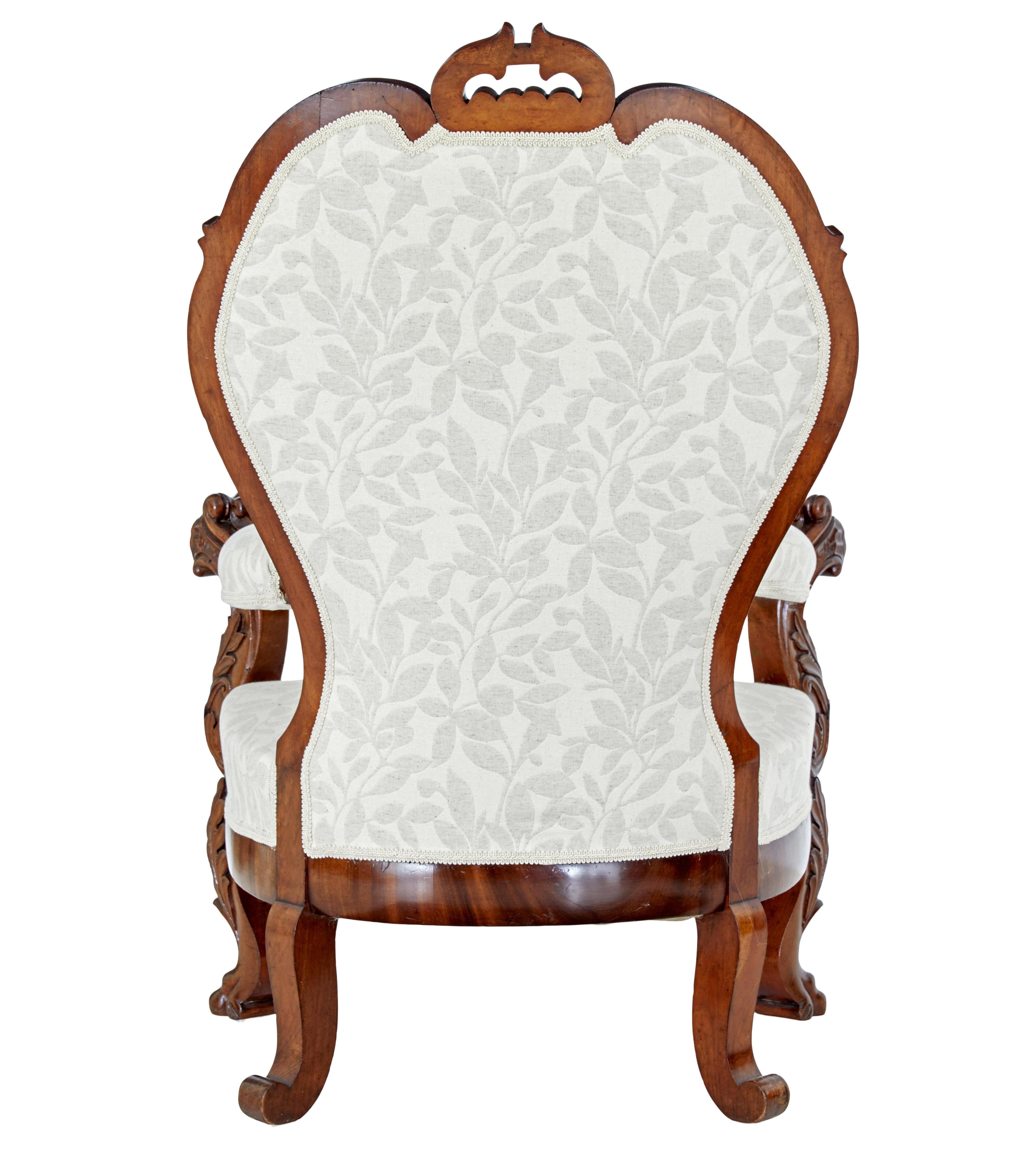 Anglais Mid 19th century carved walnut armchair en vente
