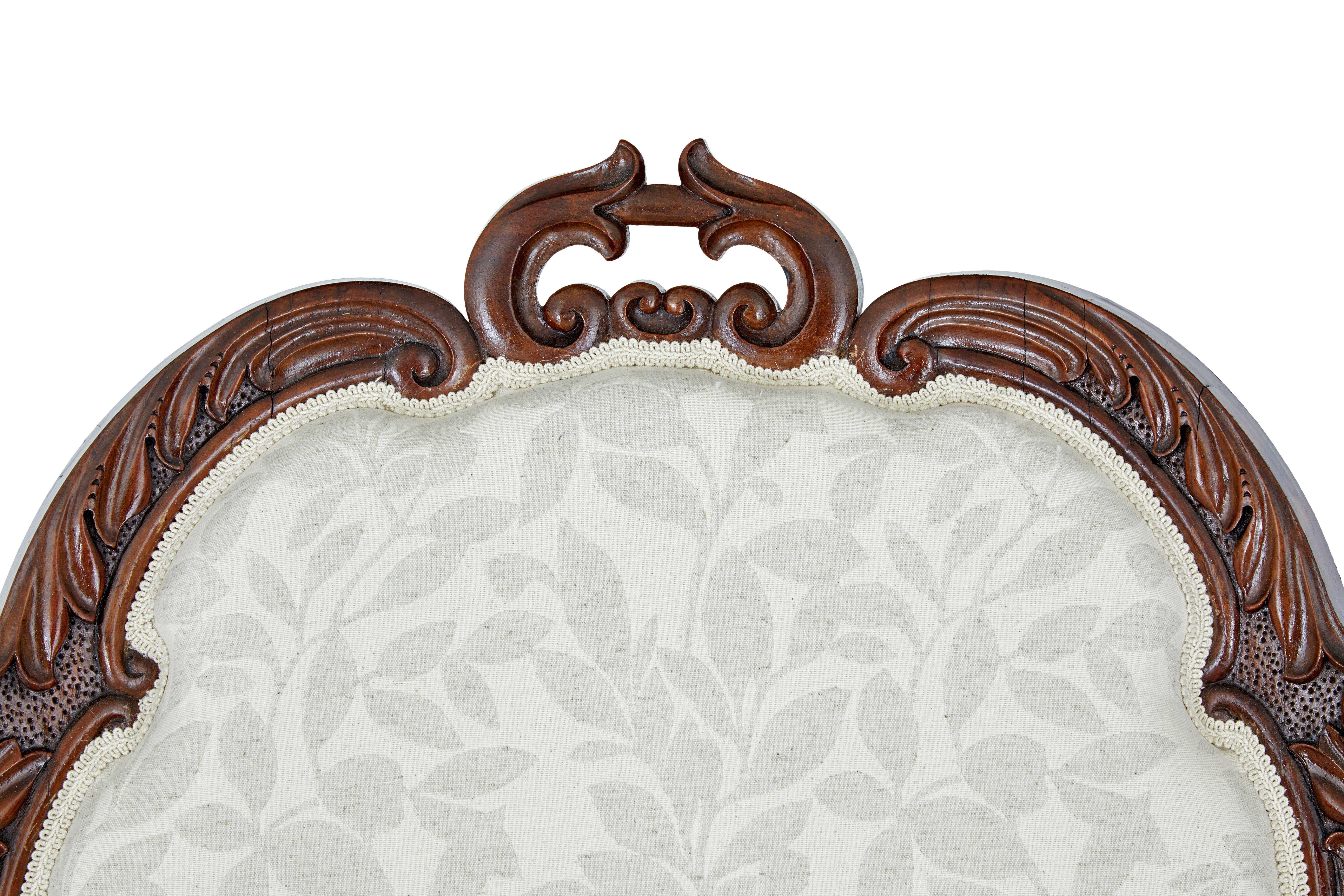 XIXe siècle Mid 19th century carved walnut armchair en vente