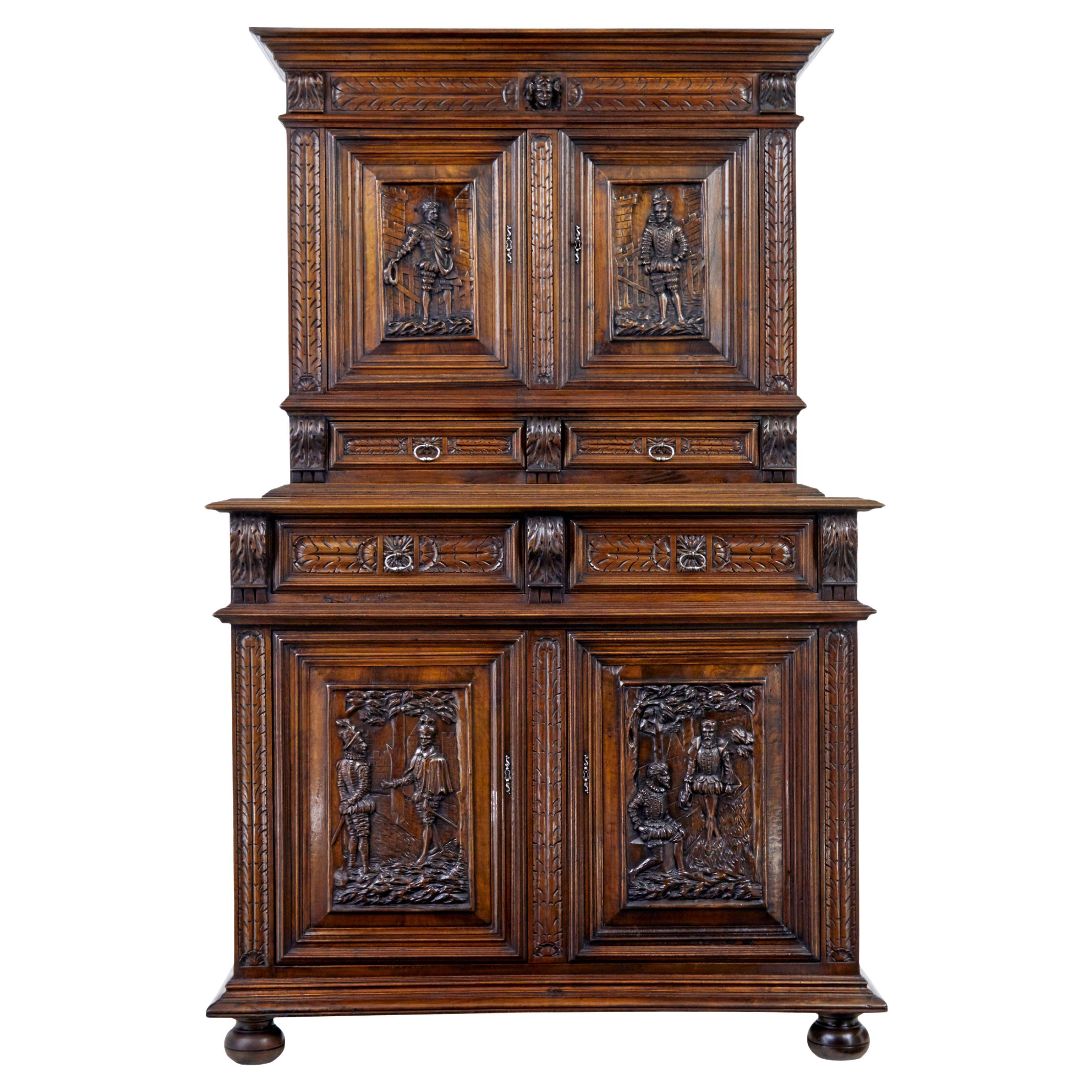 Armoire italienne en noyer sculpté du milieu du 19e siècle