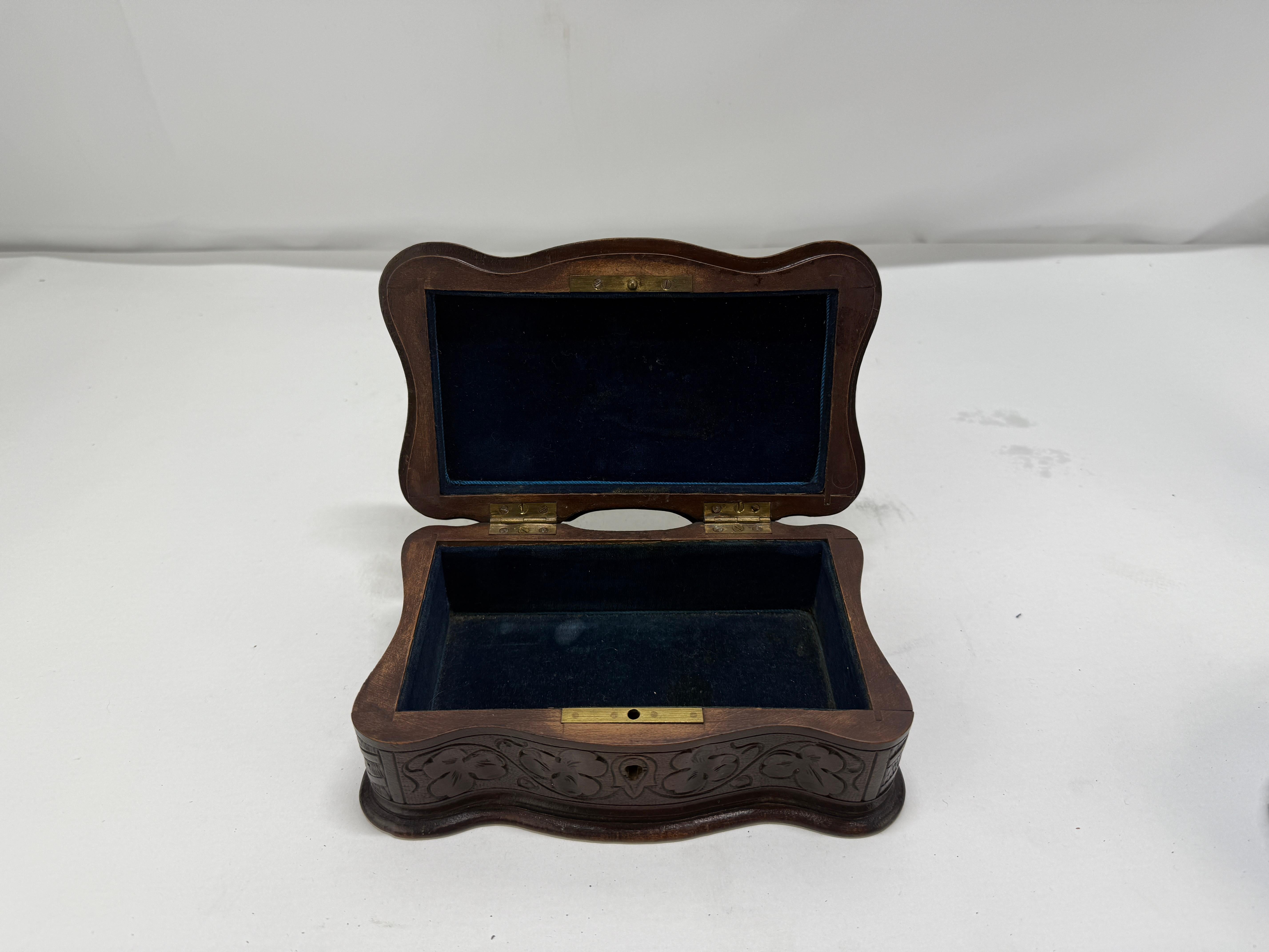 Forêt-Noire Boîte à bijoux ou à bibelots en noyer sculpté du milieu du 19e siècle, probablement Black Forest en vente