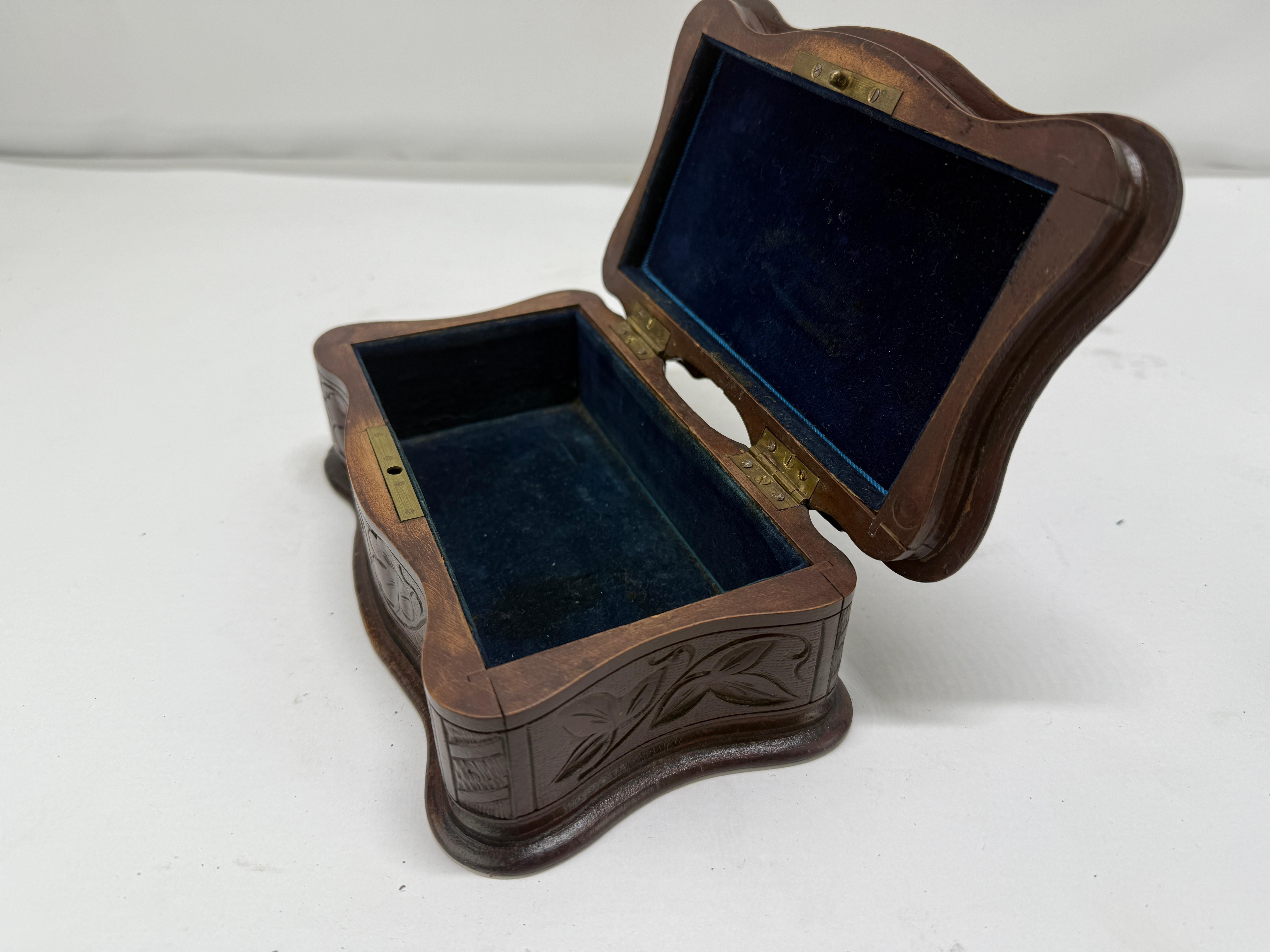 XIXe siècle Boîte à bijoux ou à bibelots en noyer sculpté du milieu du 19e siècle, probablement Black Forest en vente