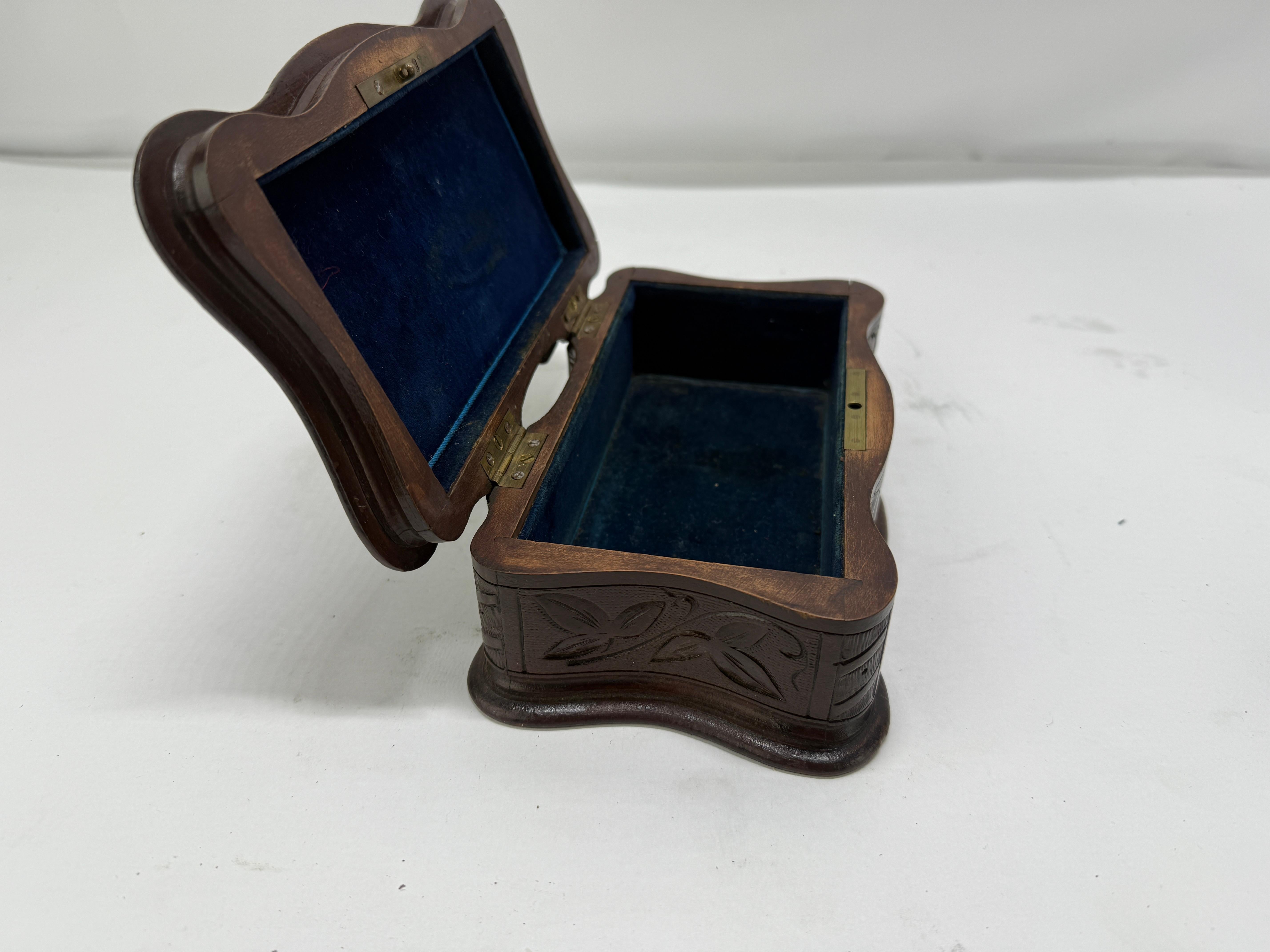 Noyer Boîte à bijoux ou à bibelots en noyer sculpté du milieu du 19e siècle, probablement Black Forest en vente