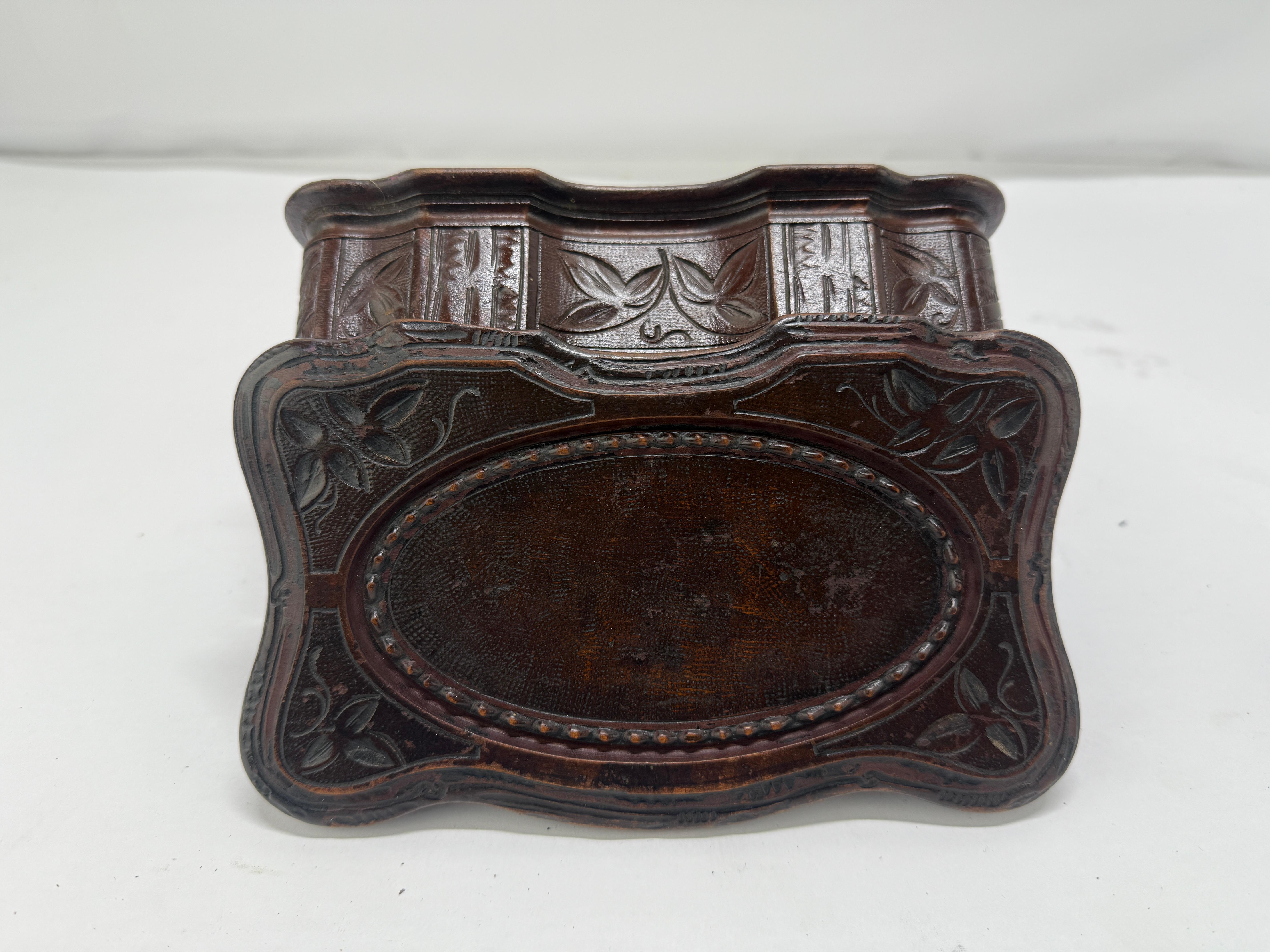 Boîte à bijoux ou à bibelots en noyer sculpté du milieu du 19e siècle, probablement Black Forest en vente 1