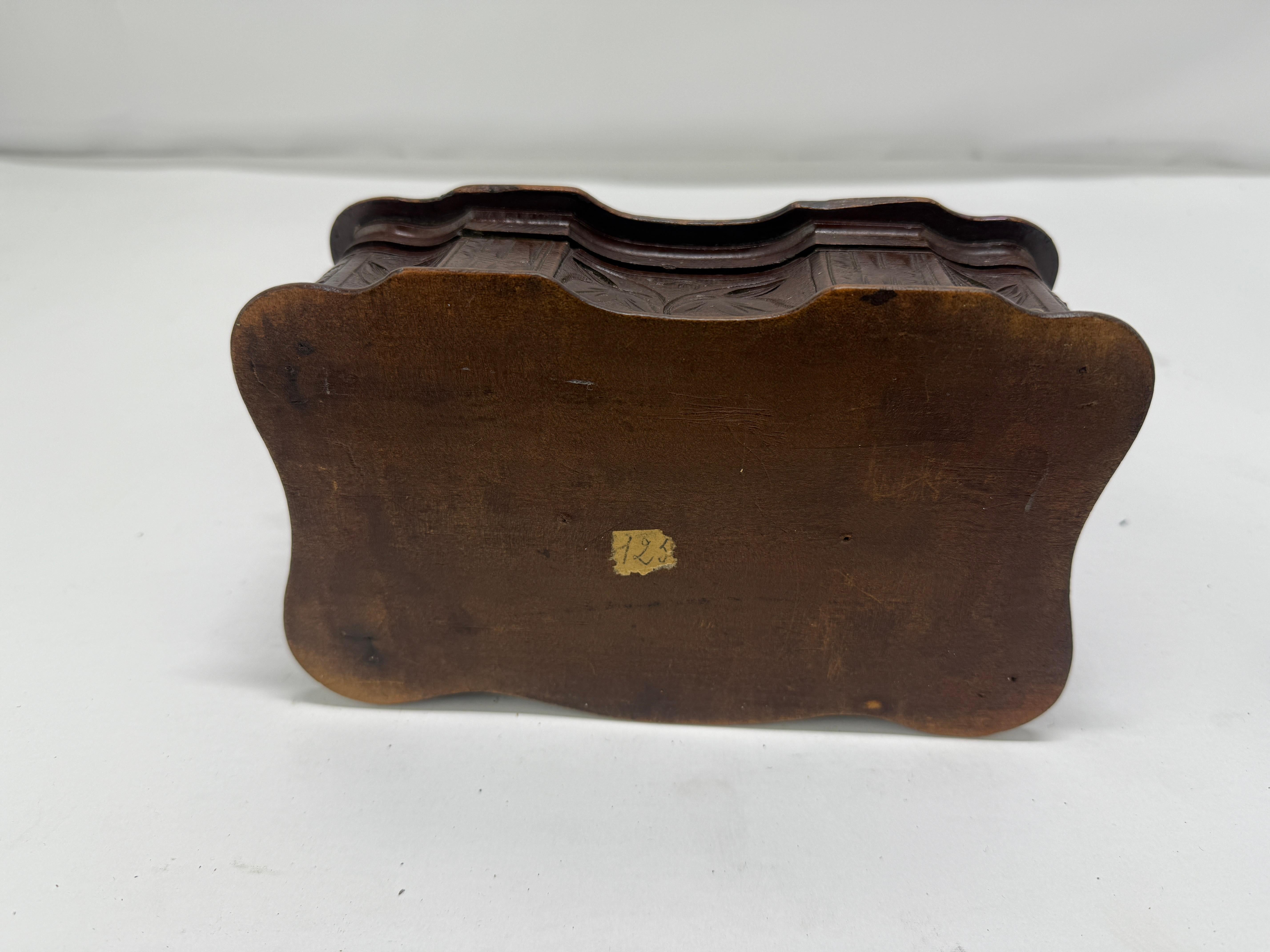 Boîte à bijoux ou à bibelots en noyer sculpté du milieu du 19e siècle, probablement Black Forest en vente 2