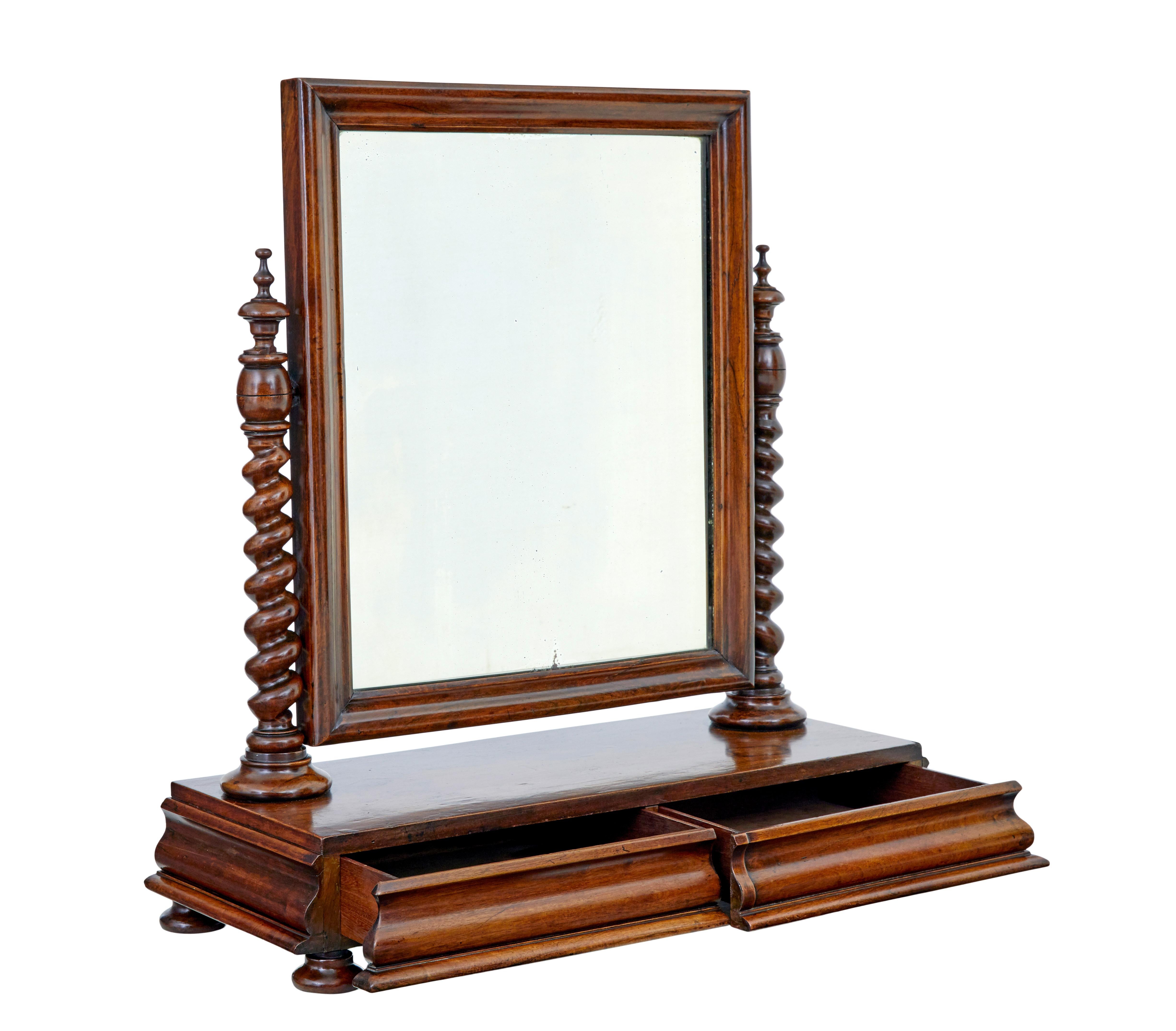 Toilettenspiegel aus geschnitztem Nussbaumholz, Mitte 19. Jahrhundert, um 1860.

Sehr gute Qualität und für diese Art von Spiegel recht große Ausmaße.

Original-Spiegelplatte in einem geformten Nussbaum-Rahmen, Schwenkfunktion, die gut hält