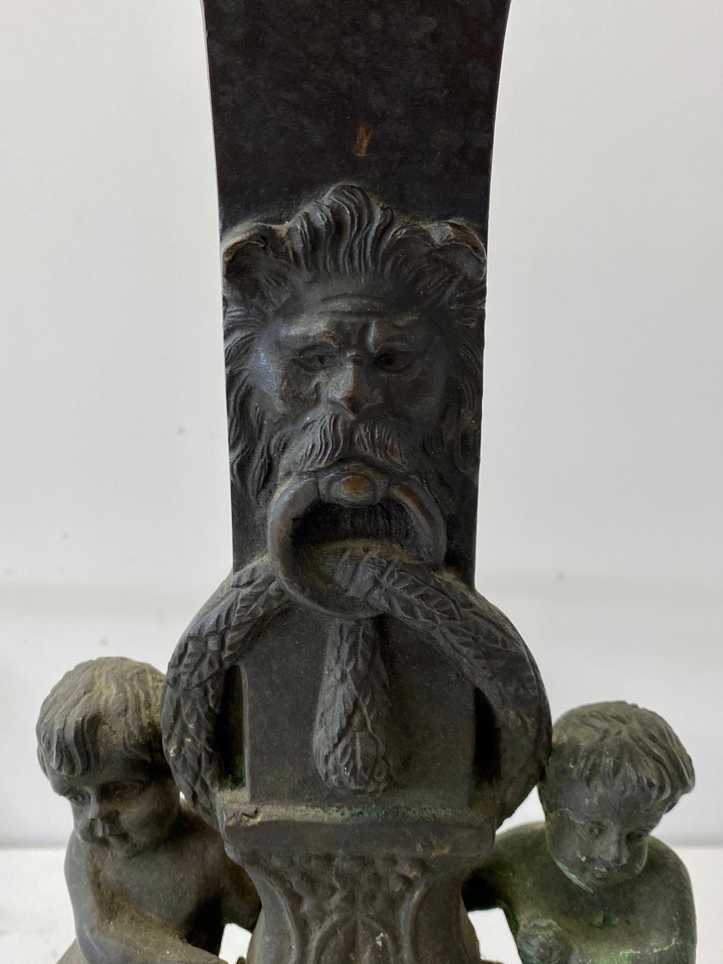Mitte des 19. Jahrhunderts Gusseisen Figuraler Akt, Cherub und Löwenkopf Andirons im Zustand „Gut“ im Angebot in San Francisco, CA
