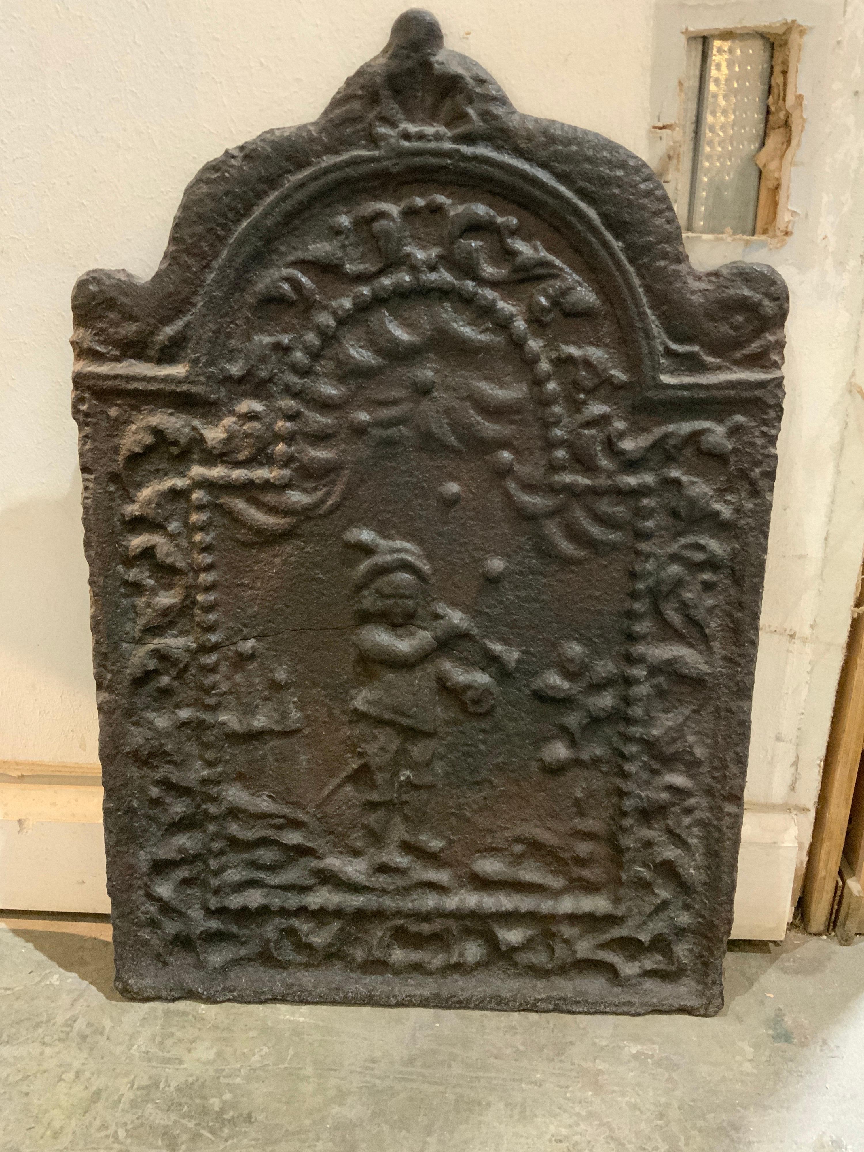 Mid-19th Century Cast Iron Fireback from France In Good Condition For Sale In Dallas, TX