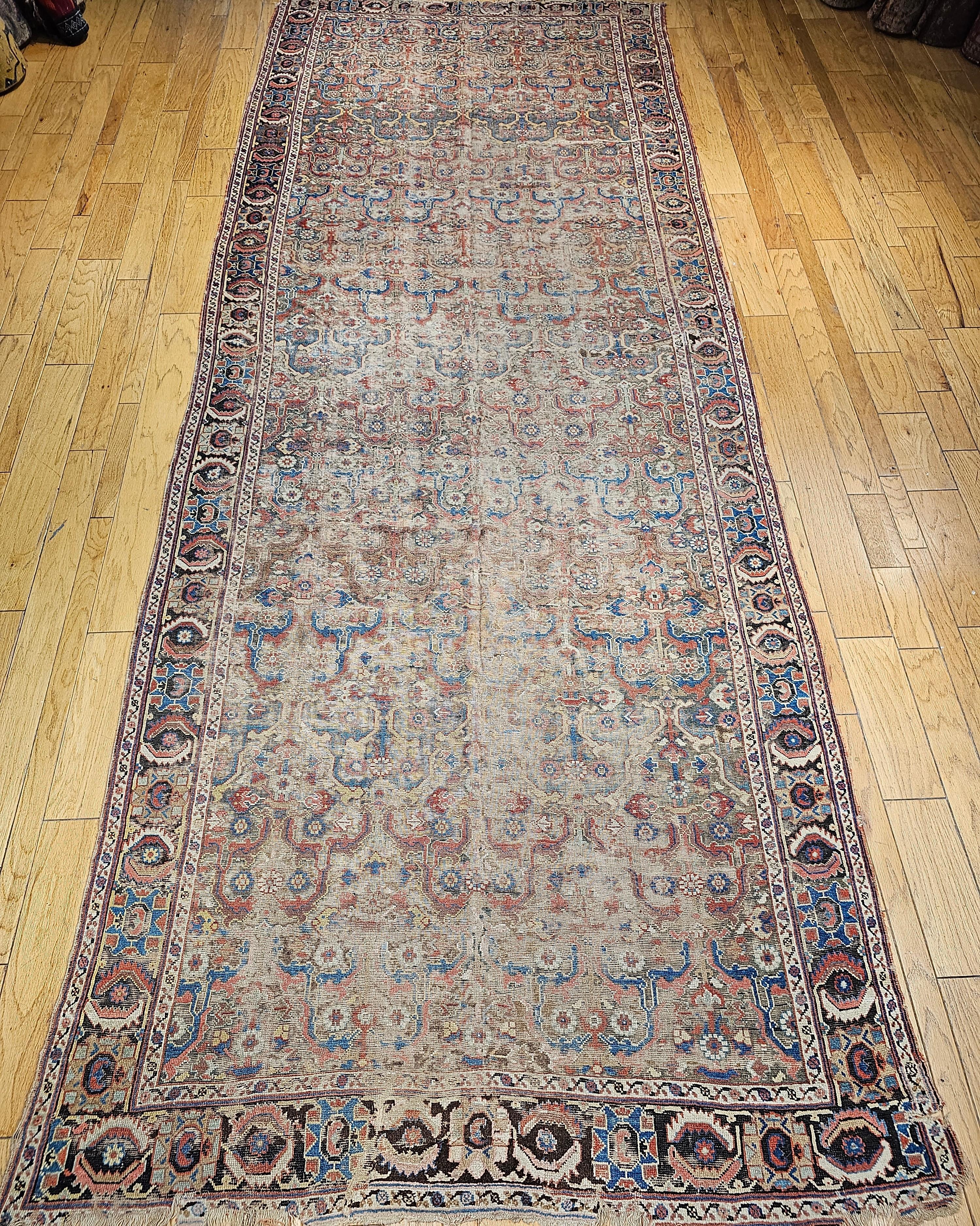 Tapis du milieu du 19e siècle de la Karabagh Gallery dans une couleur de champ vert pistache extrêmement rare.  Ce beau tapis coloré de la galerie Karabagh, à la patine vieillie, présente un motif géométrique sur toute sa surface, avec une série de