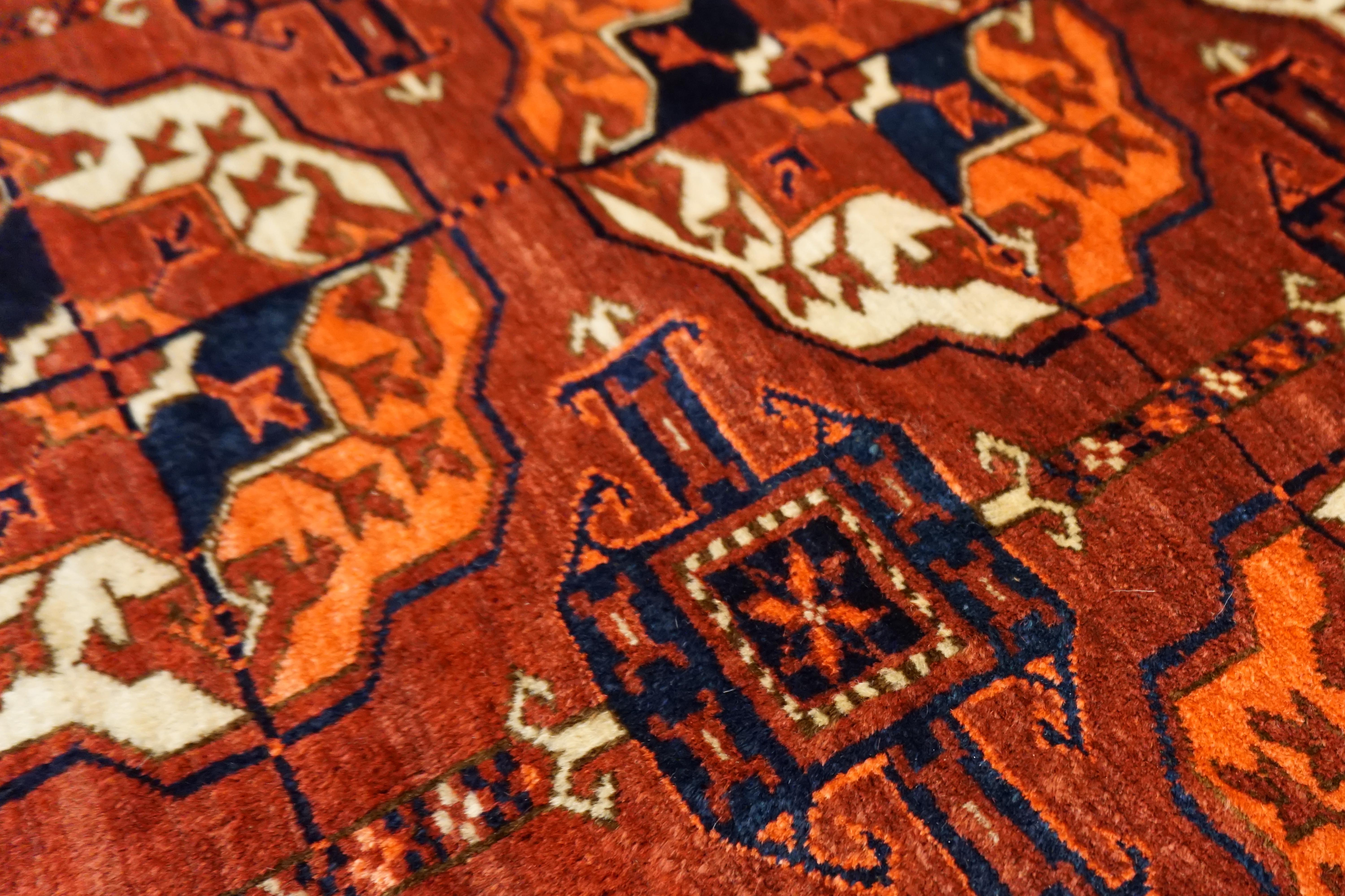 Annodato a mano Tappeto Tekke Turkmen dell'Asia centrale della metà del XIX secolo (6'9'' x 10'3'' - 206 x 312) in vendita