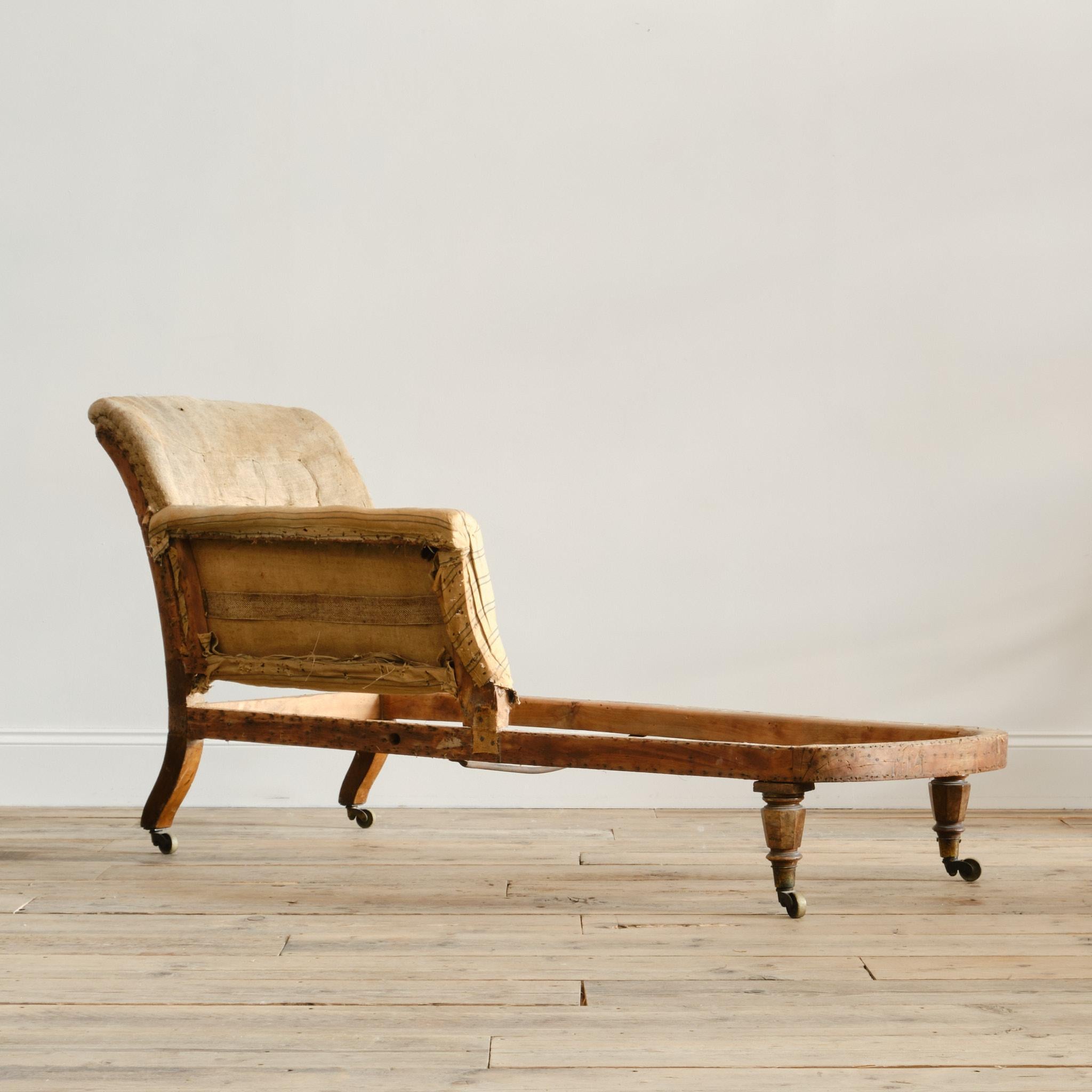 Noyer Chaise longue du milieu du 19e siècle en vente