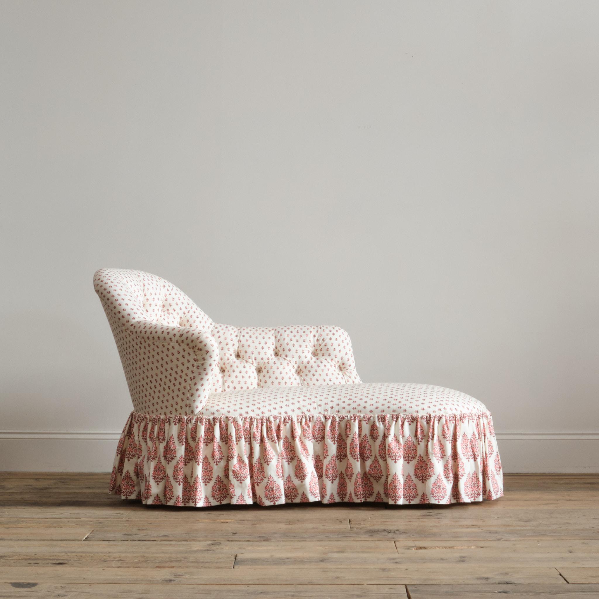A cute little mid 19th century country house chaise longue. English c1840 with a beautifully curvaceous walnut frame raised on the original gilt brass casters and short turned legs.

Newley upholstered in Titley & Marr printed linen with a