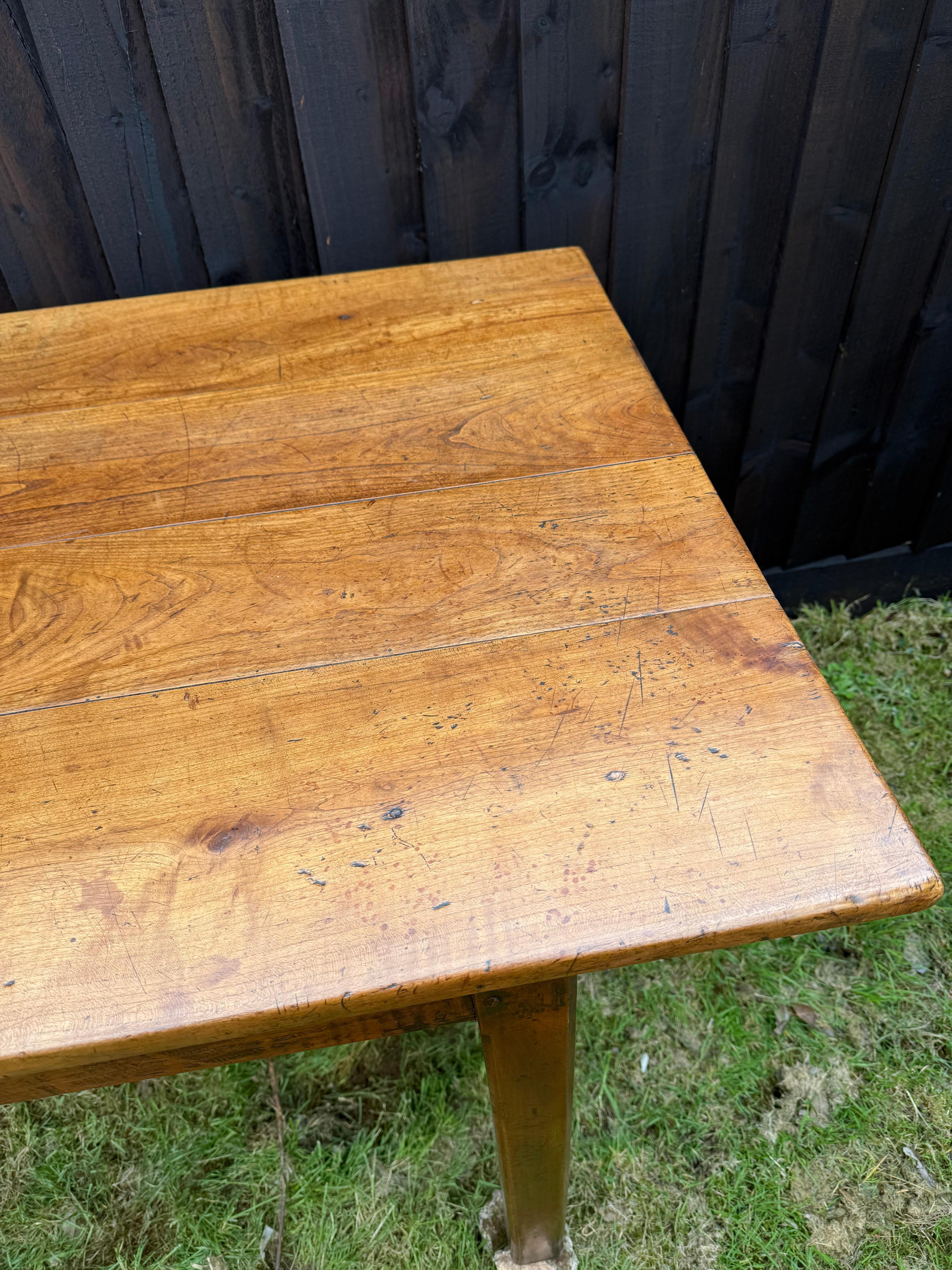 Très bel exemple de table de ferme en bois de cerisier du milieu du 19e siècle.

Français circa 1850 avec planche à pain / glissière d'origine 

Peut accueillir confortablement 8 personnes 

92 pouces de long 
30.5 pouces de large 
30.5 pouces de