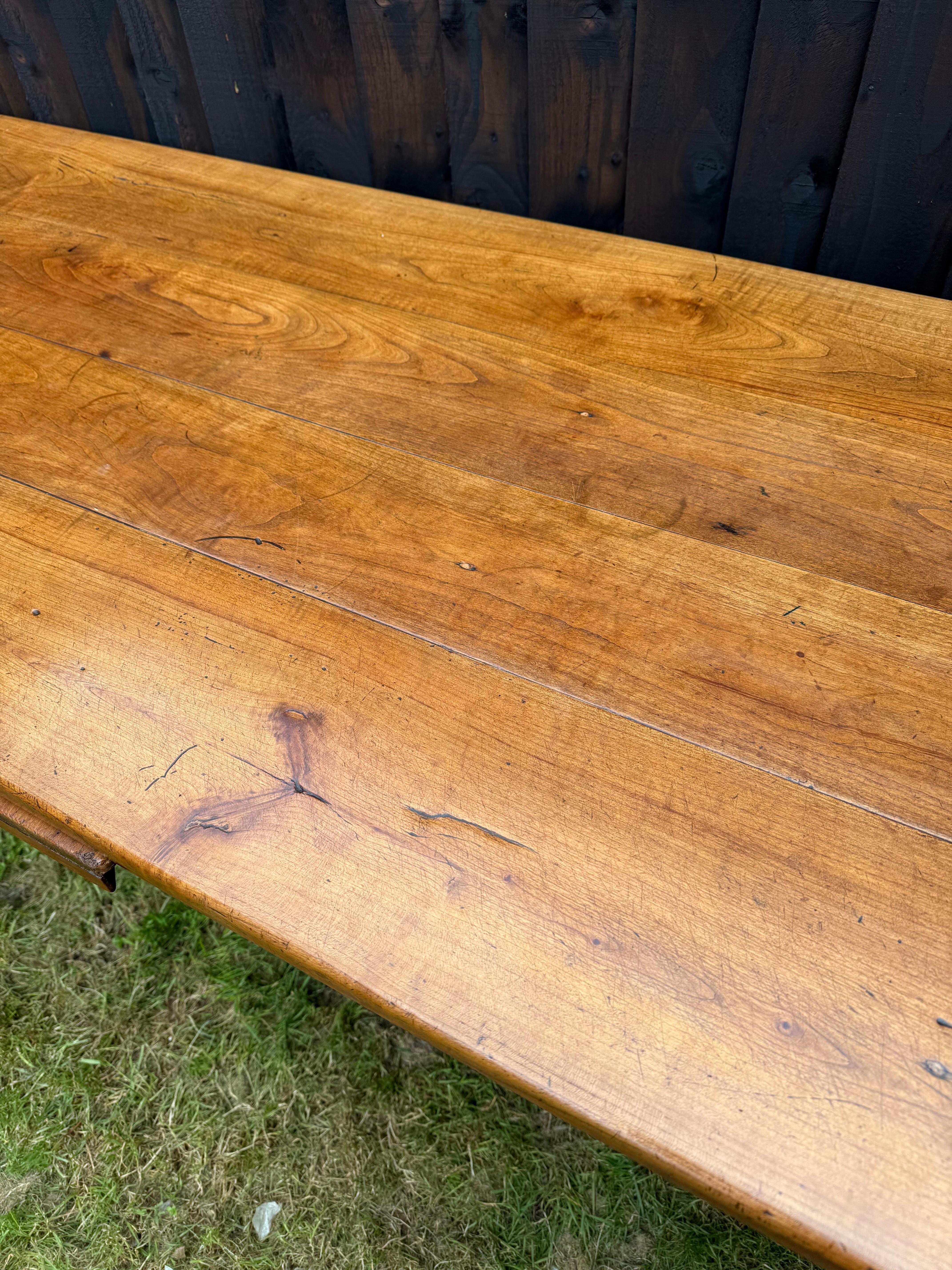Table de ferme en merisier du milieu du 19e siècle État moyen - En vente à Budleigh Salterton, GB
