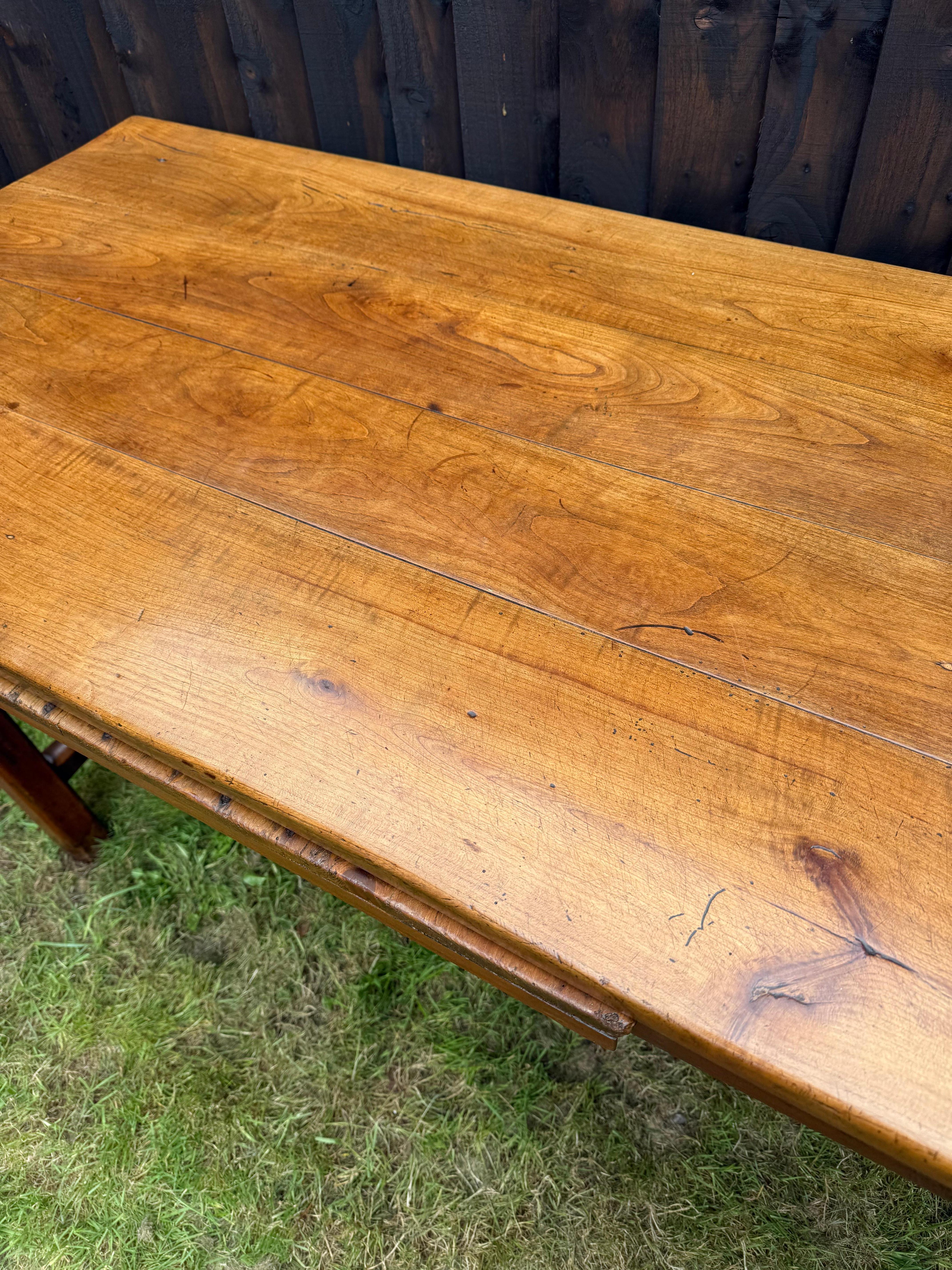 XIXe siècle Table de ferme en merisier du milieu du 19e siècle en vente