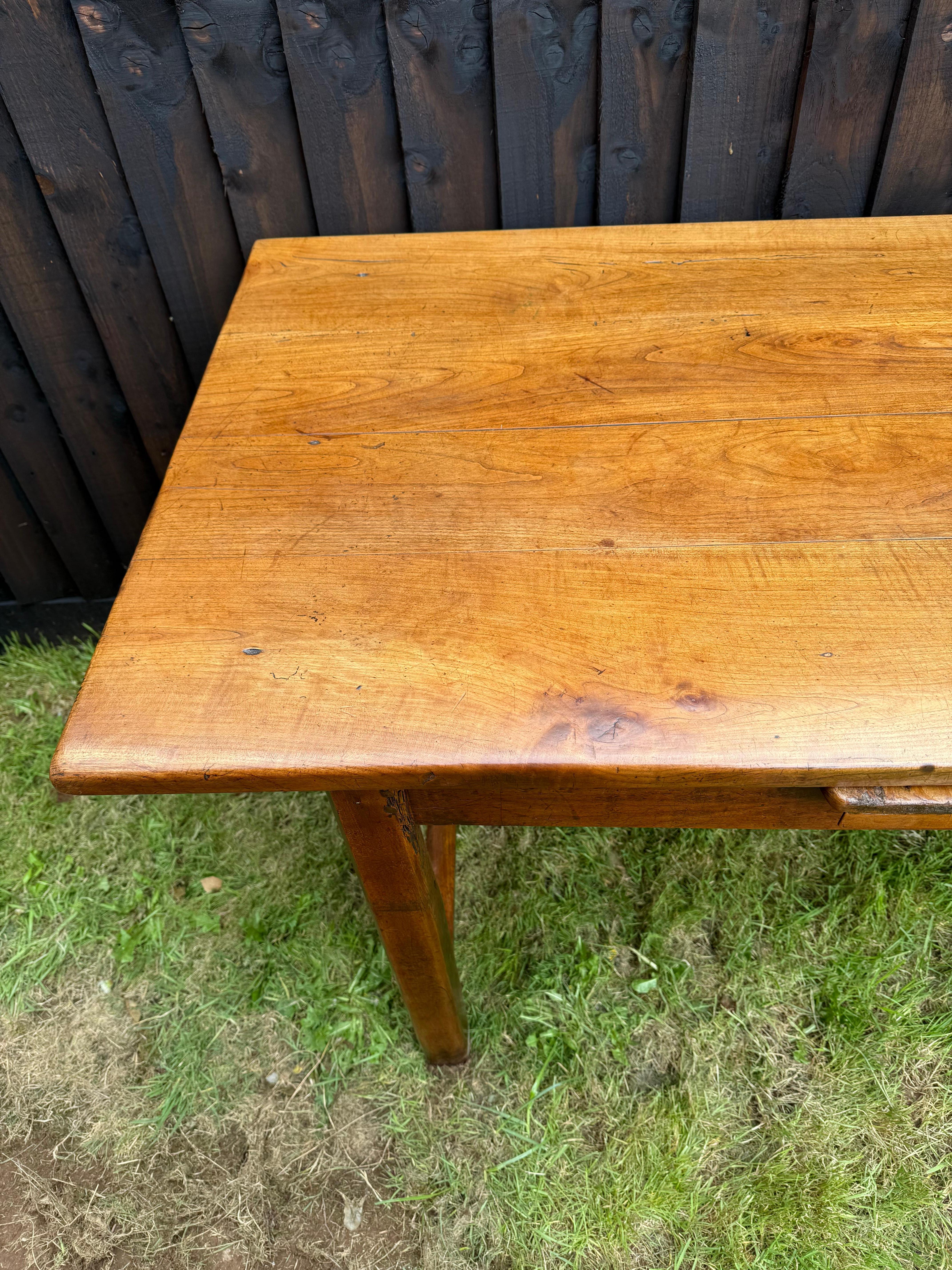 Cerise Table de ferme en merisier du milieu du 19e siècle en vente
